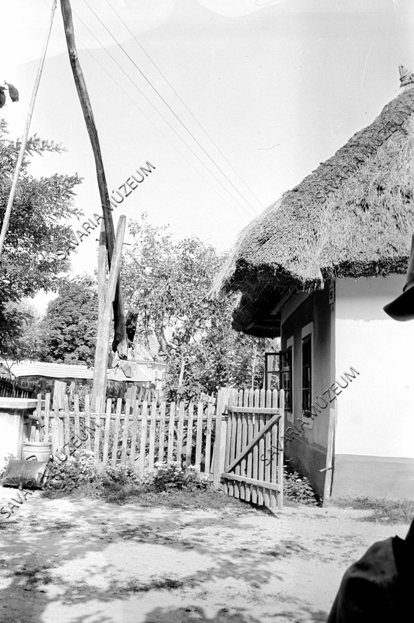 Házhomlokzat és gémeskút (Savaria Megyei Hatókörű Városi Múzeum, Szombathely CC BY-NC-SA)