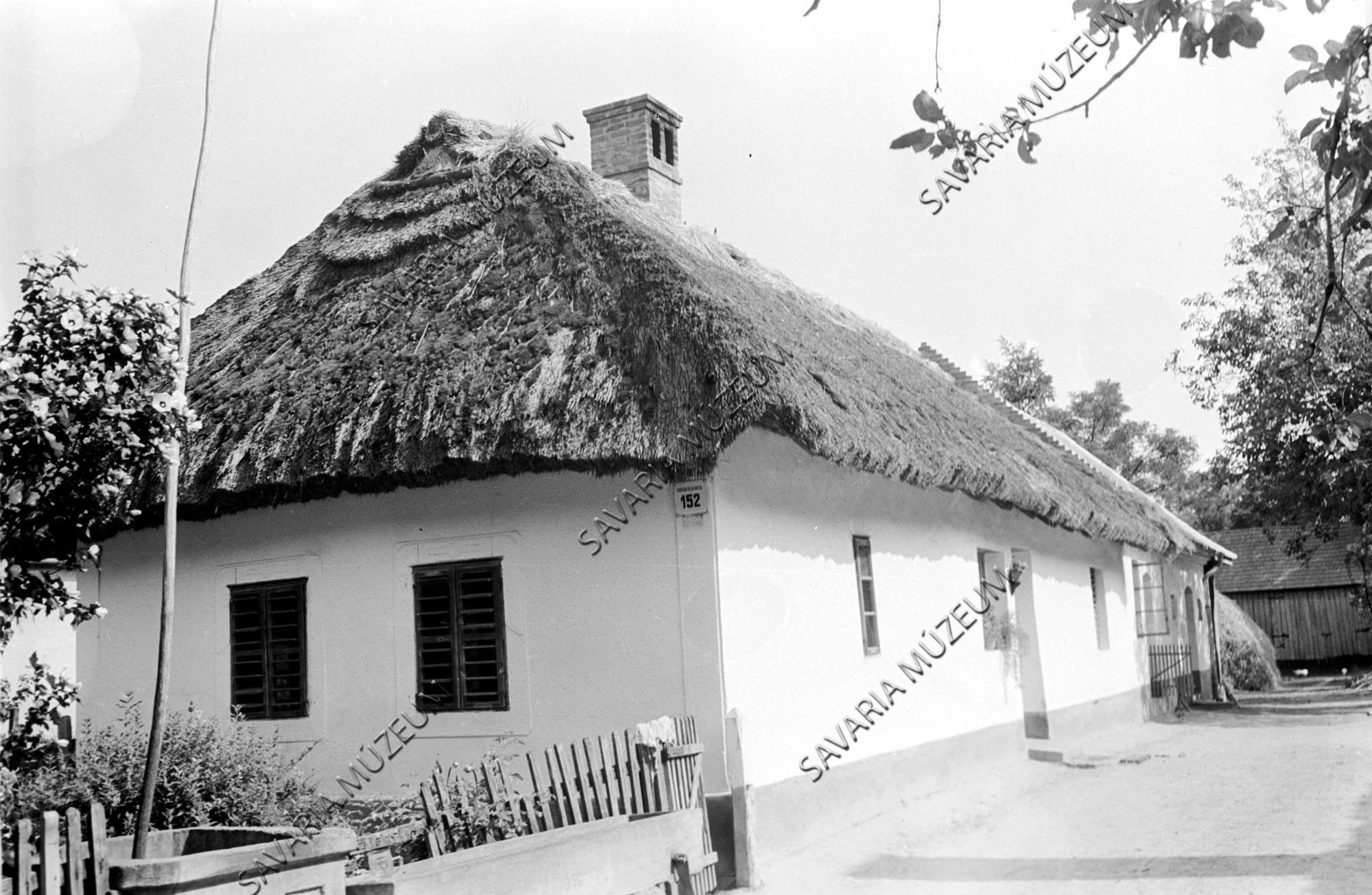 Ház és kút (Savaria Megyei Hatókörű Városi Múzeum, Szombathely CC BY-NC-SA)