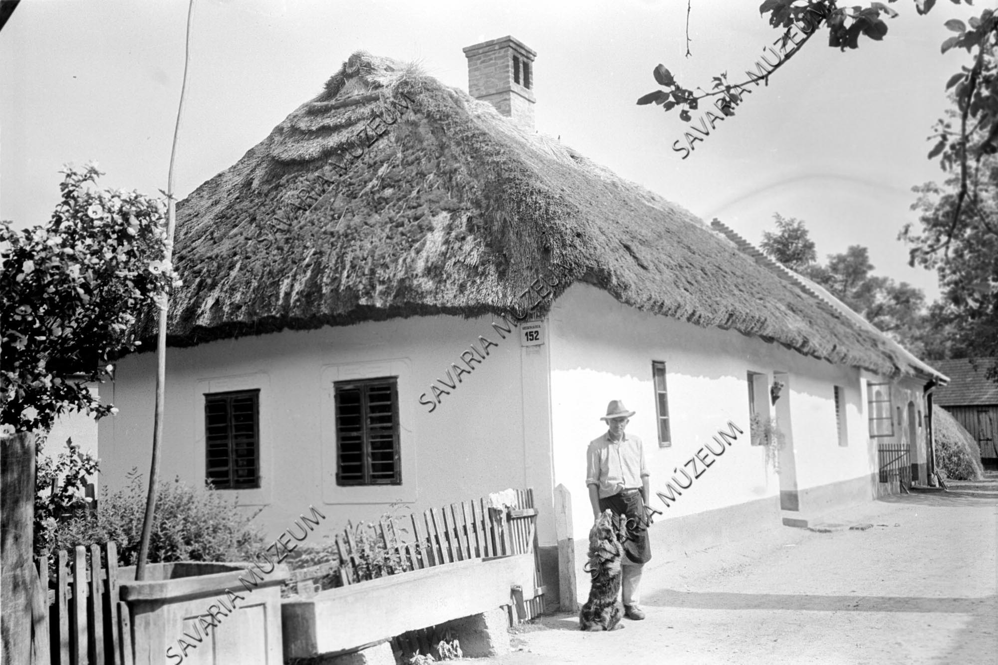 Ház, kút, vályú (Savaria Megyei Hatókörű Városi Múzeum, Szombathely CC BY-NC-SA)