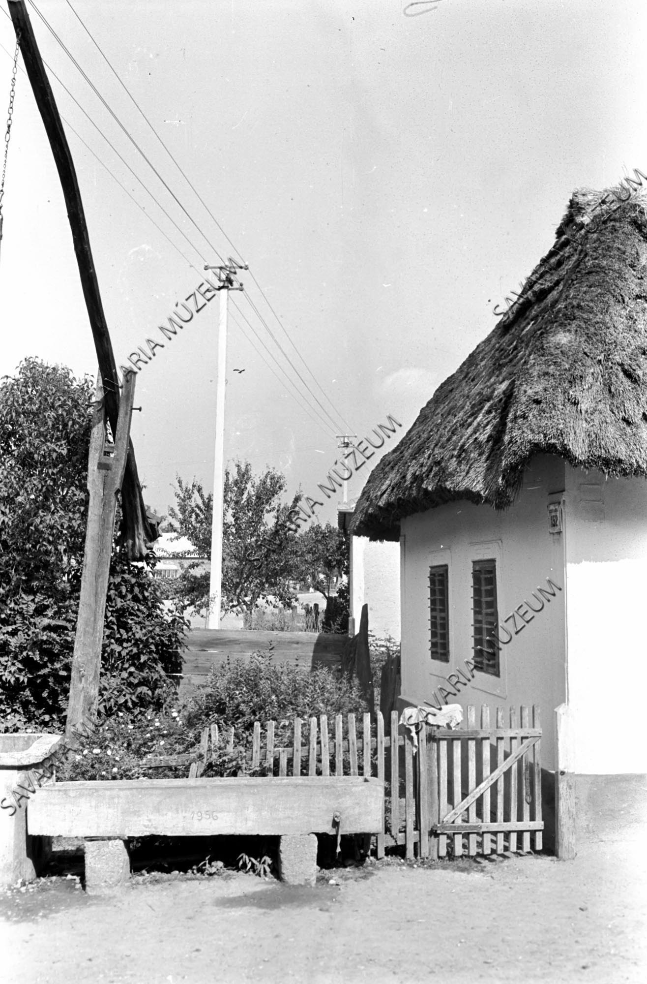 Házhomlokzat, gémeskút, vályú (Savaria Megyei Hatókörű Városi Múzeum, Szombathely CC BY-NC-SA)