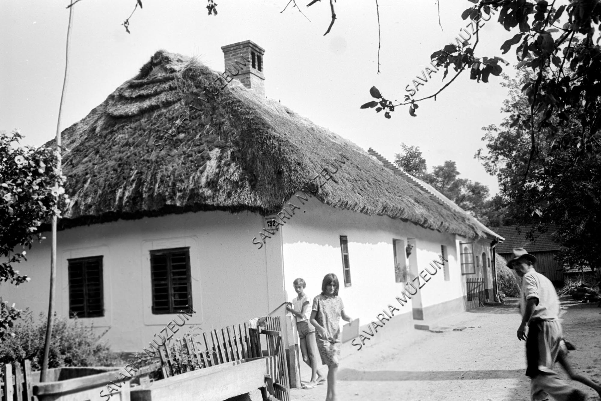 Ház, kút, vályú (Savaria Megyei Hatókörű Városi Múzeum, Szombathely CC BY-NC-SA)