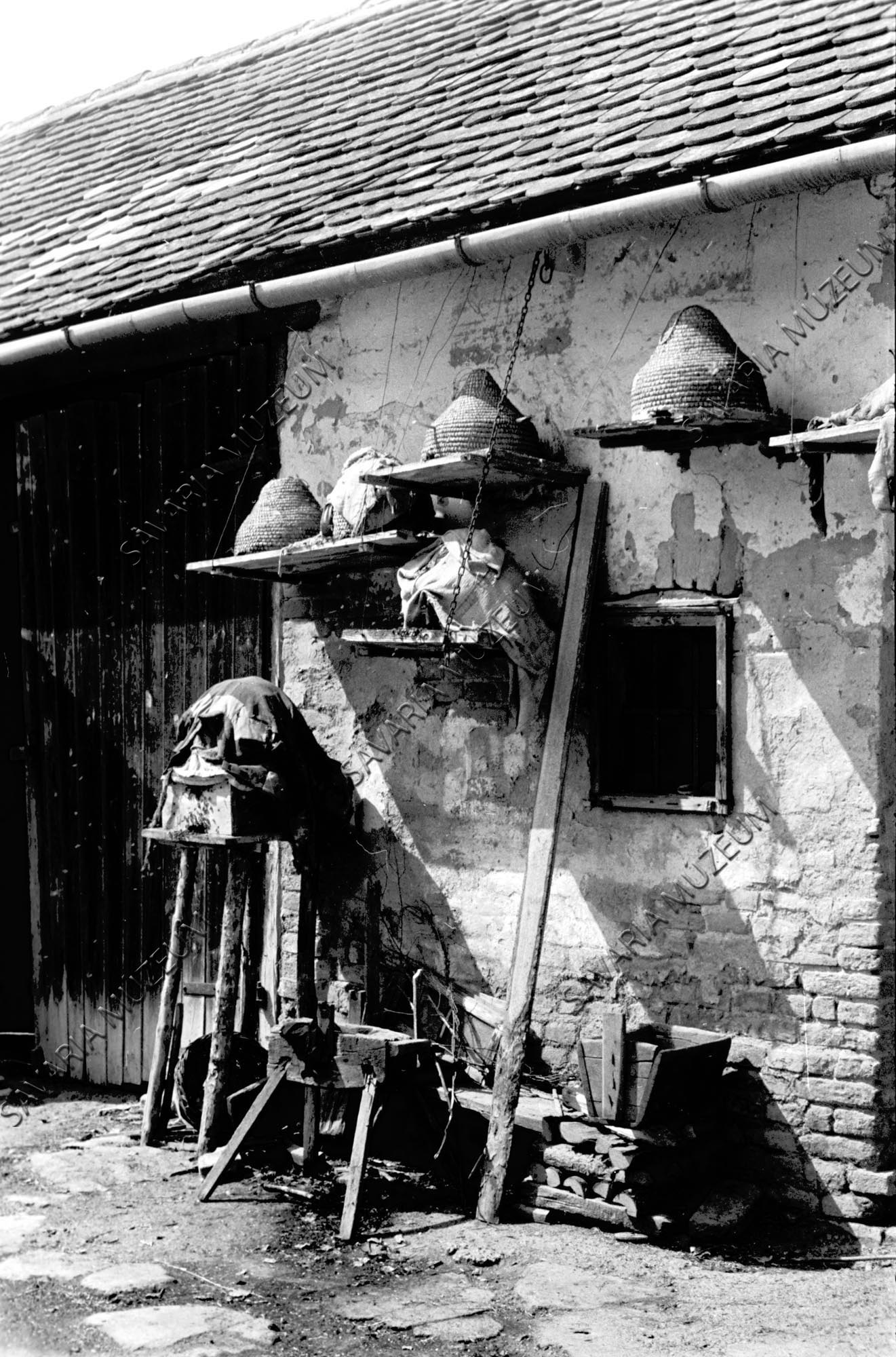 Istálló előtt felrakott kasok (Savaria Megyei Hatókörű Városi Múzeum, Szombathely CC BY-NC-SA)