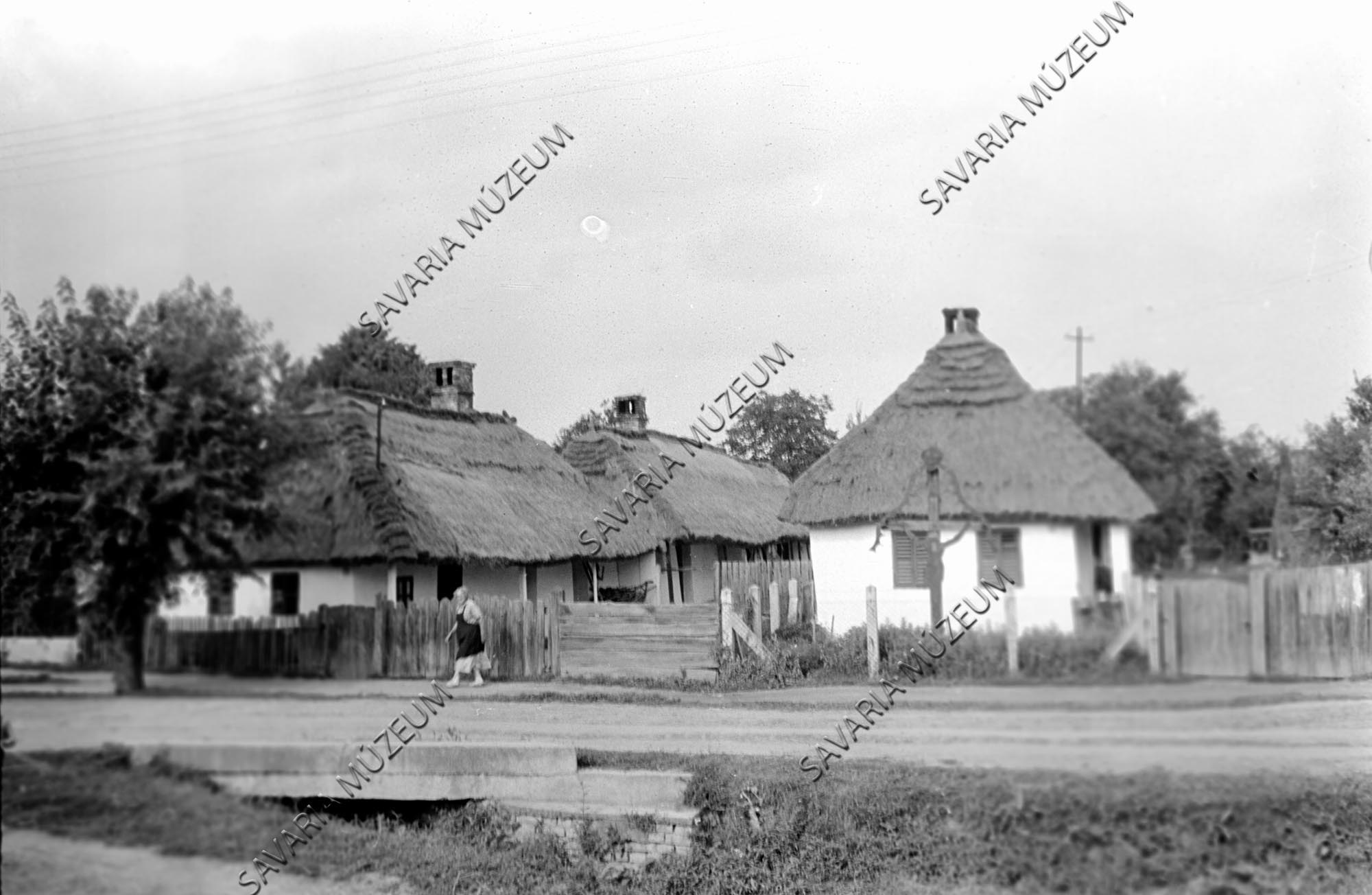 Házak és feszület (Savaria Megyei Hatókörű Városi Múzeum, Szombathely CC BY-NC-SA)