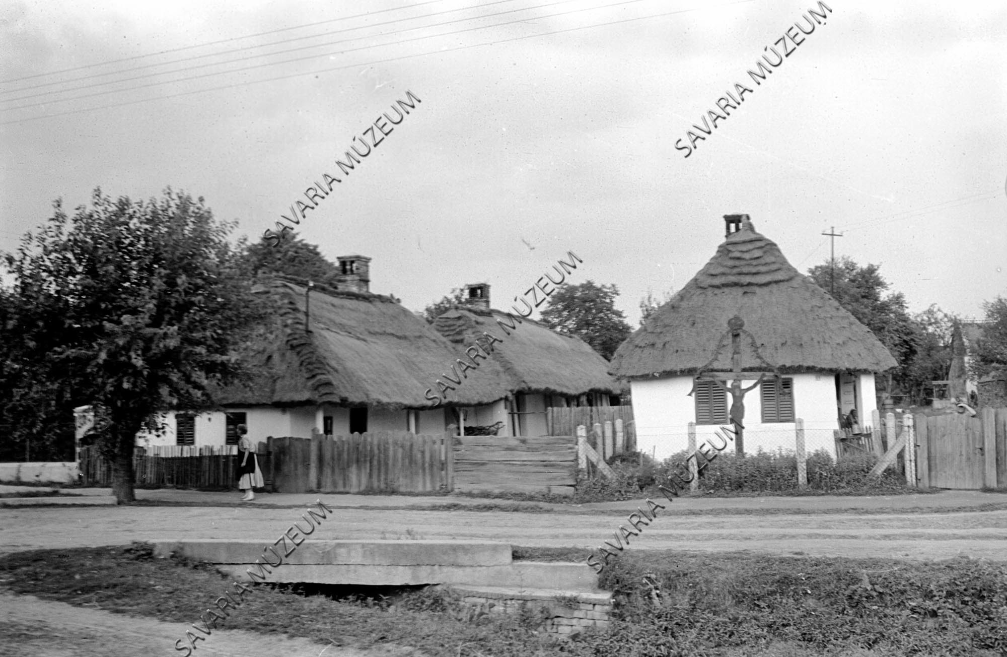 Házak és feszület (Savaria Megyei Hatókörű Városi Múzeum, Szombathely CC BY-NC-SA)