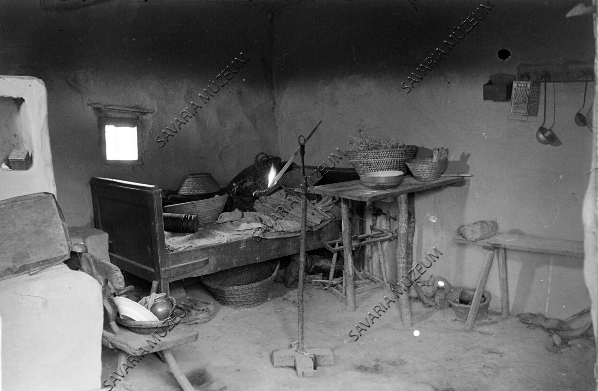 Foklafénynél Tamaskóék (Savaria Megyei Hatókörű Városi Múzeum, Szombathely CC BY-NC-SA)
