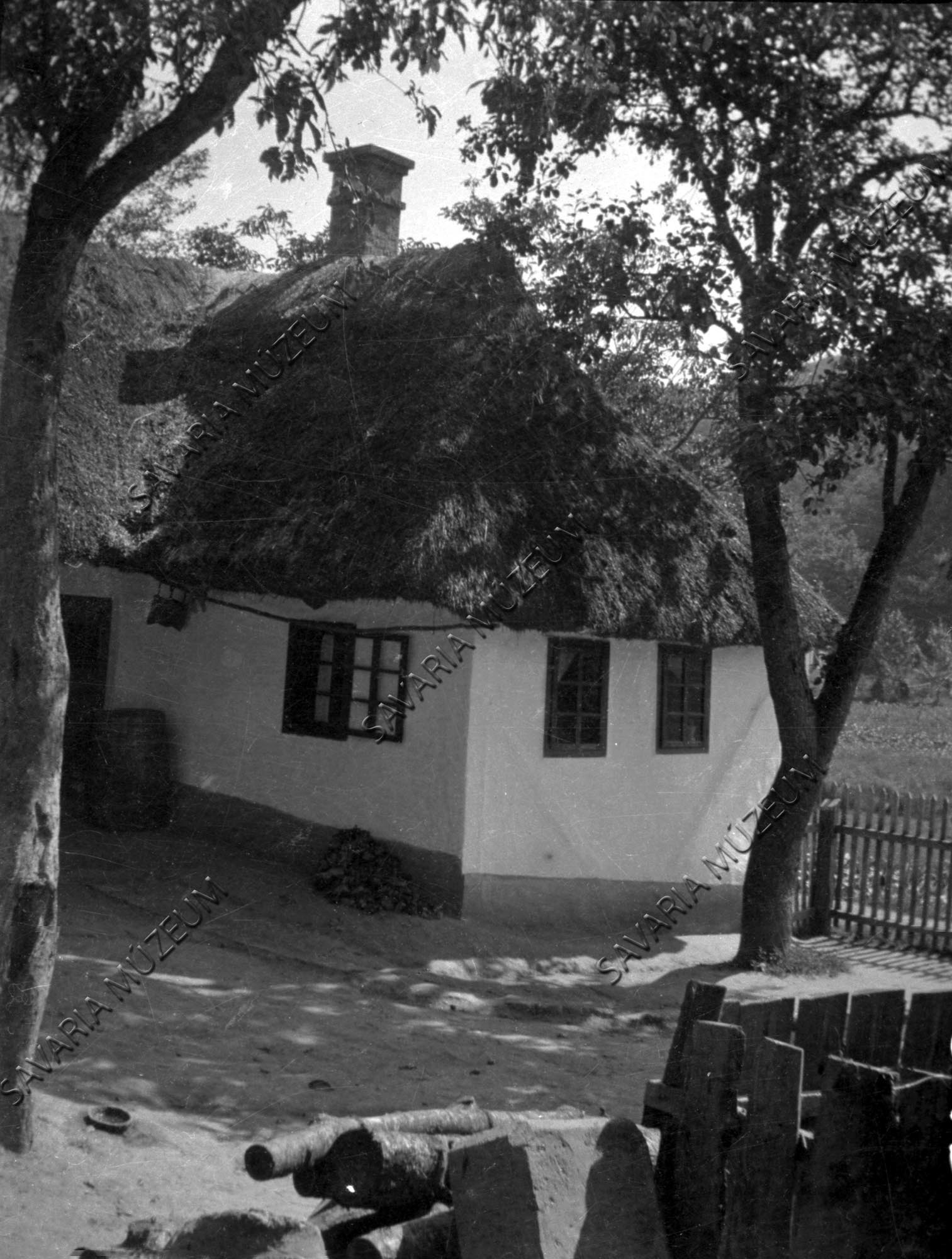 Sátoros tetőzetű zsuppos ház (Savaria Megyei Hatókörű Városi Múzeum, Szombathely CC BY-NC-SA)