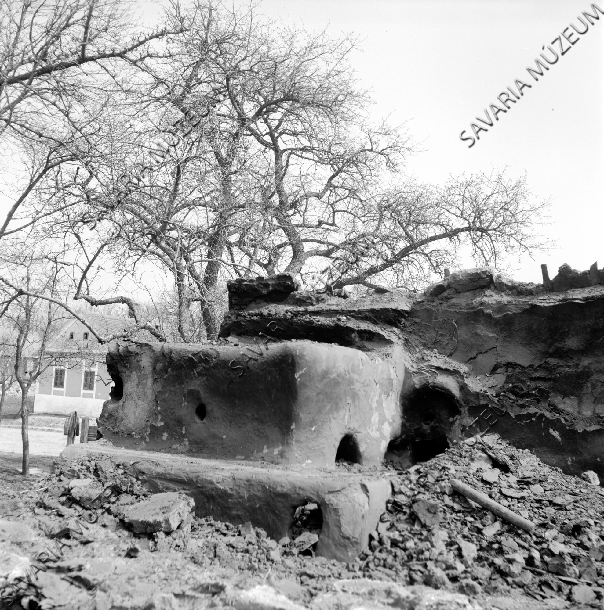 Kemence bontás közben (Savaria Megyei Hatókörű Városi Múzeum, Szombathely CC BY-NC-SA)