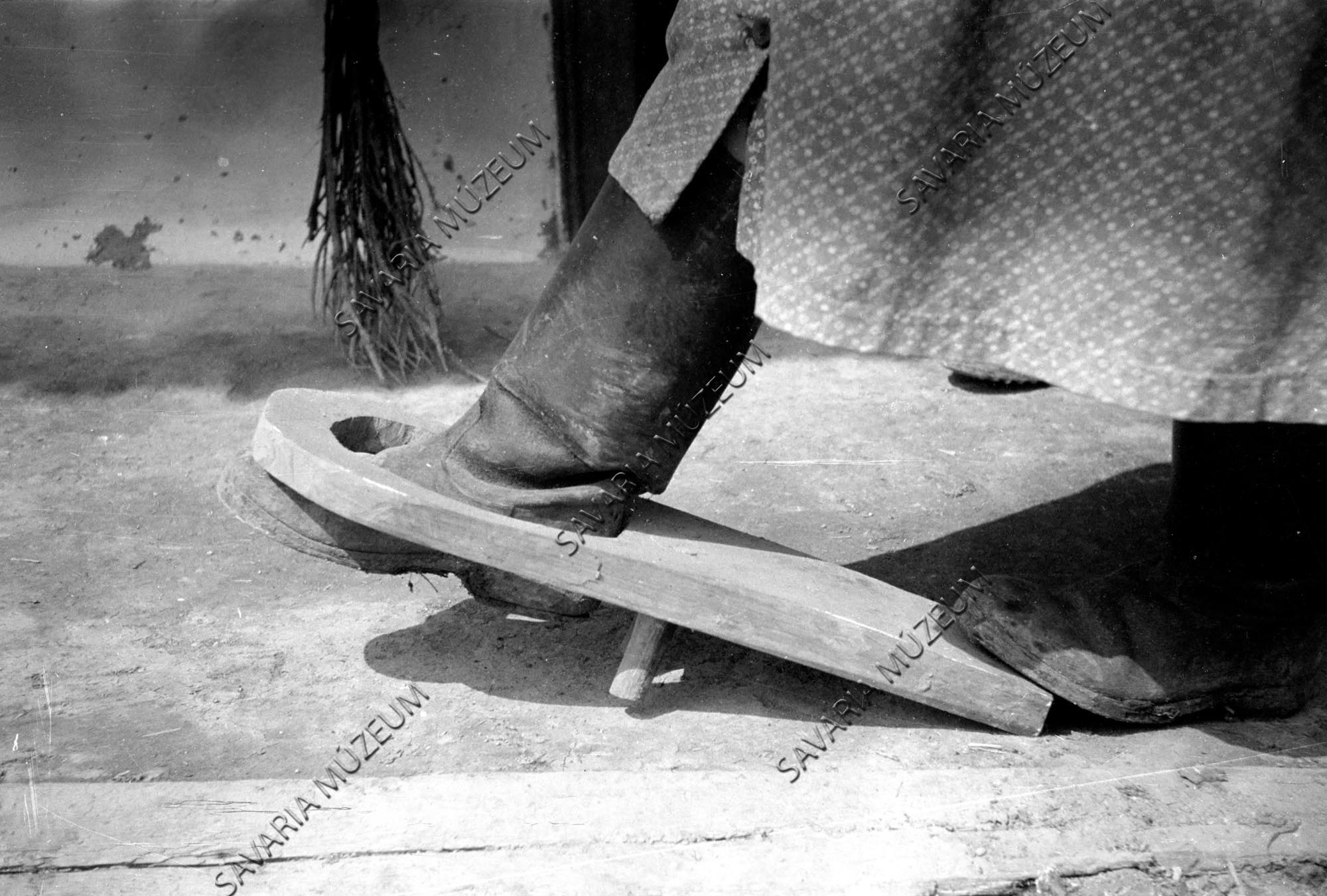 Csizma lehúzása (Savaria Megyei Hatókörű Városi Múzeum, Szombathely CC BY-NC-SA)