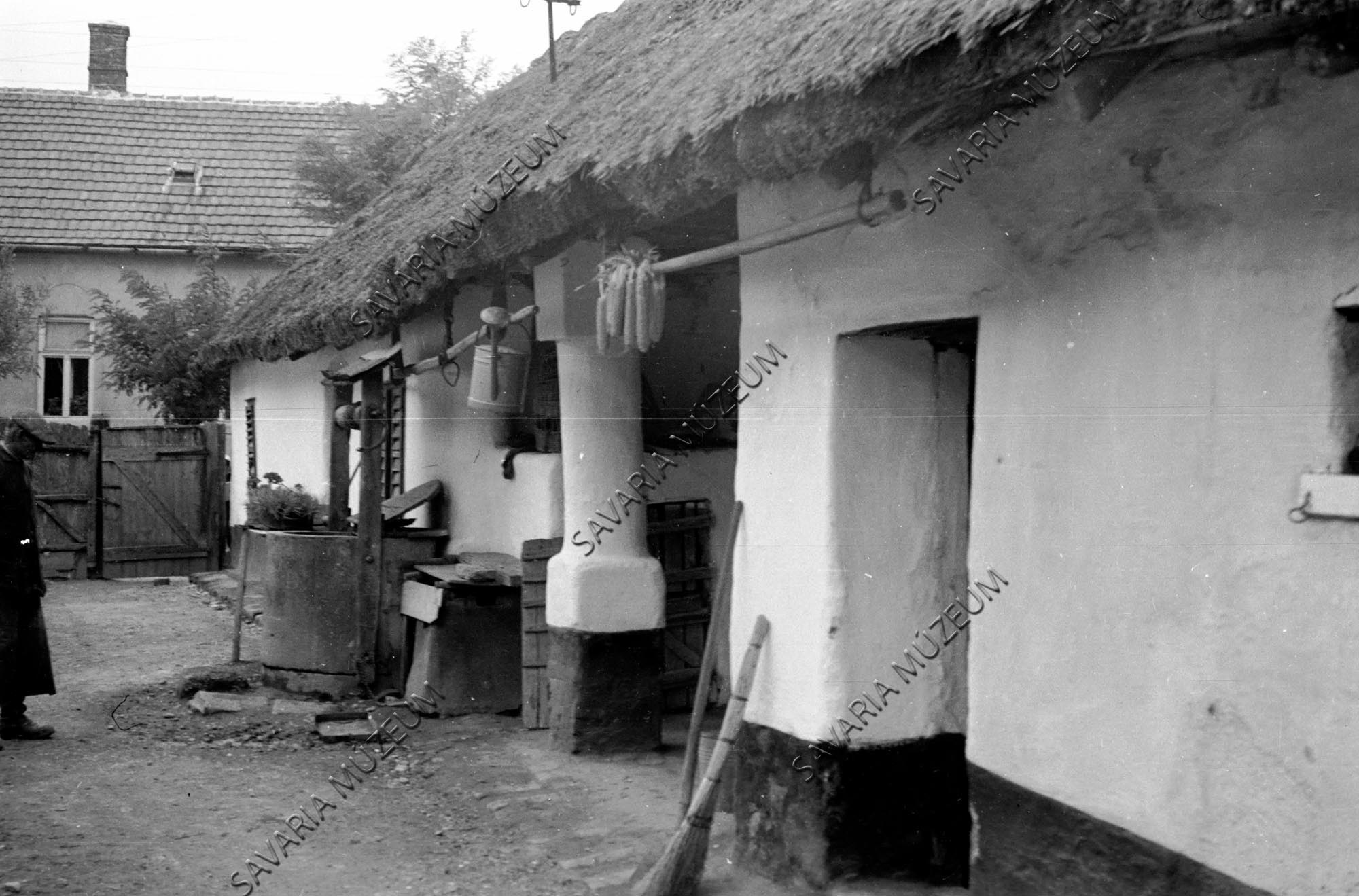 Tornác és kút (Savaria Megyei Hatókörű Városi Múzeum, Szombathely CC BY-NC-SA)