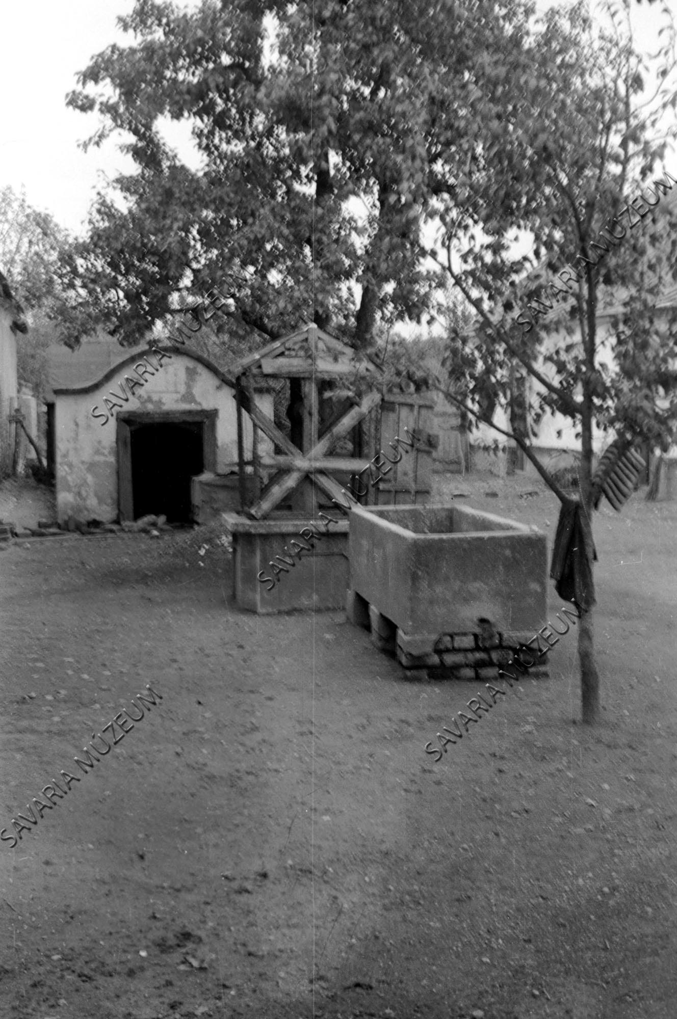 Kút, vályú és pince (Savaria Megyei Hatókörű Városi Múzeum, Szombathely CC BY-NC-SA)