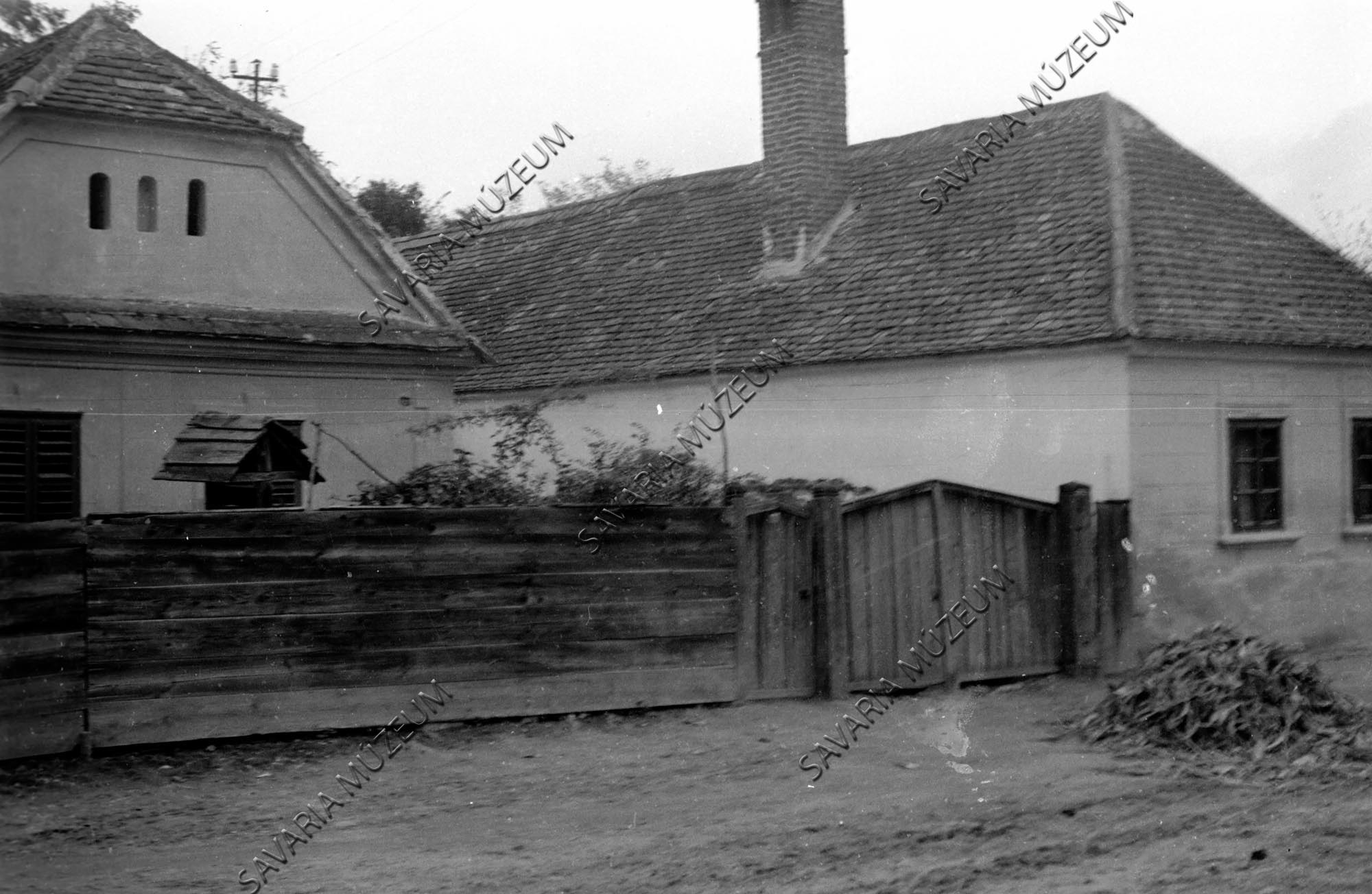Ház, kapu és kút (Savaria Megyei Hatókörű Városi Múzeum, Szombathely CC BY-NC-SA)