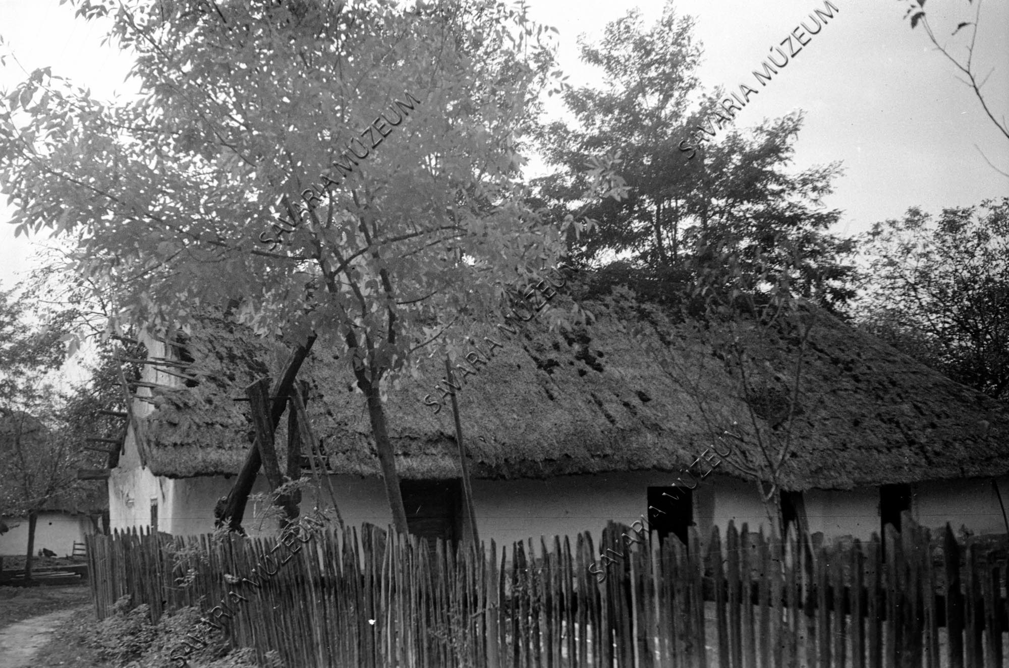 Ház, gémeskút (Savaria Megyei Hatókörű Városi Múzeum, Szombathely CC BY-NC-SA)
