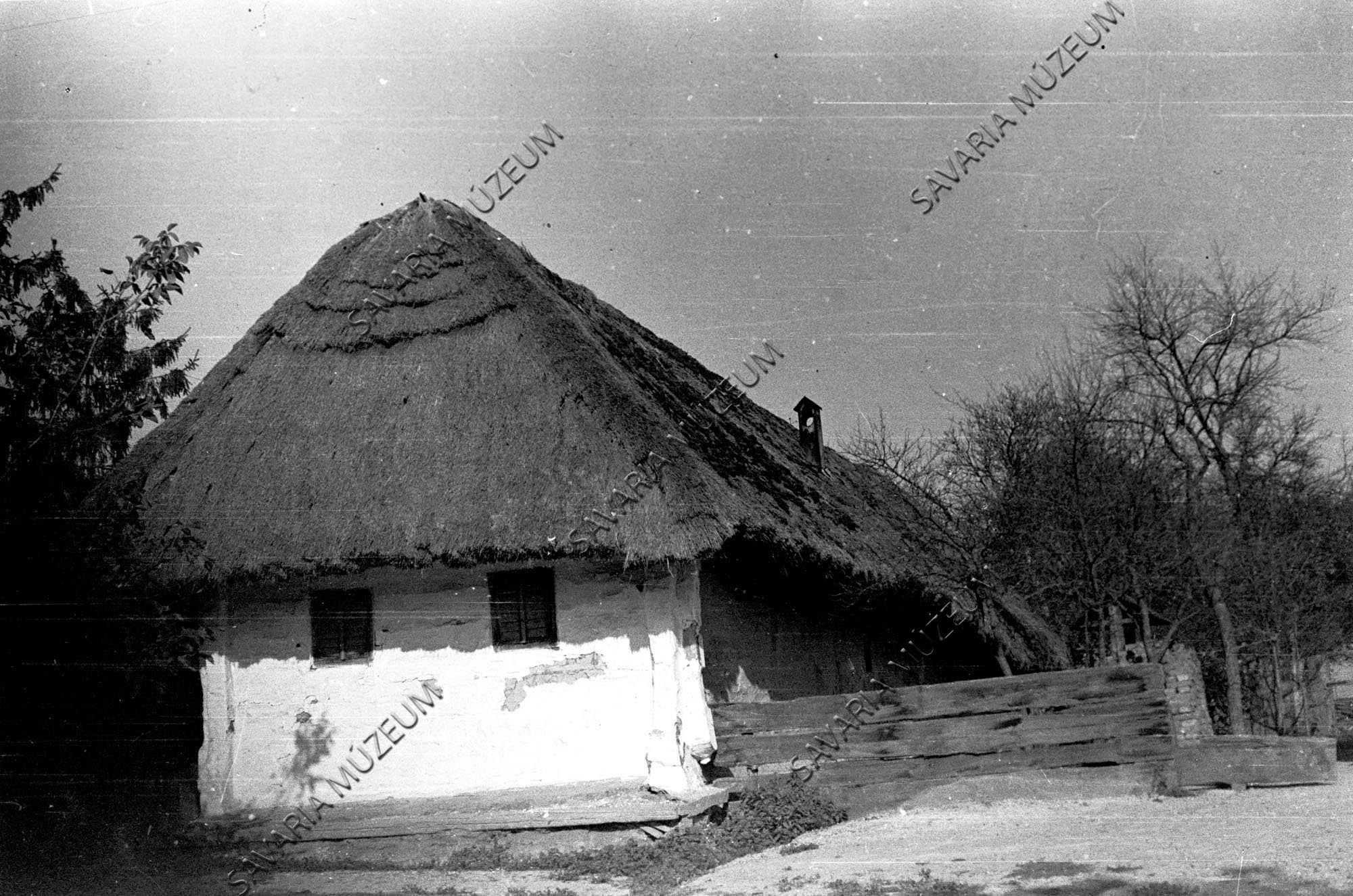 Ház fakéménnyel (Savaria Megyei Hatókörű Városi Múzeum, Szombathely CC BY-NC-SA)