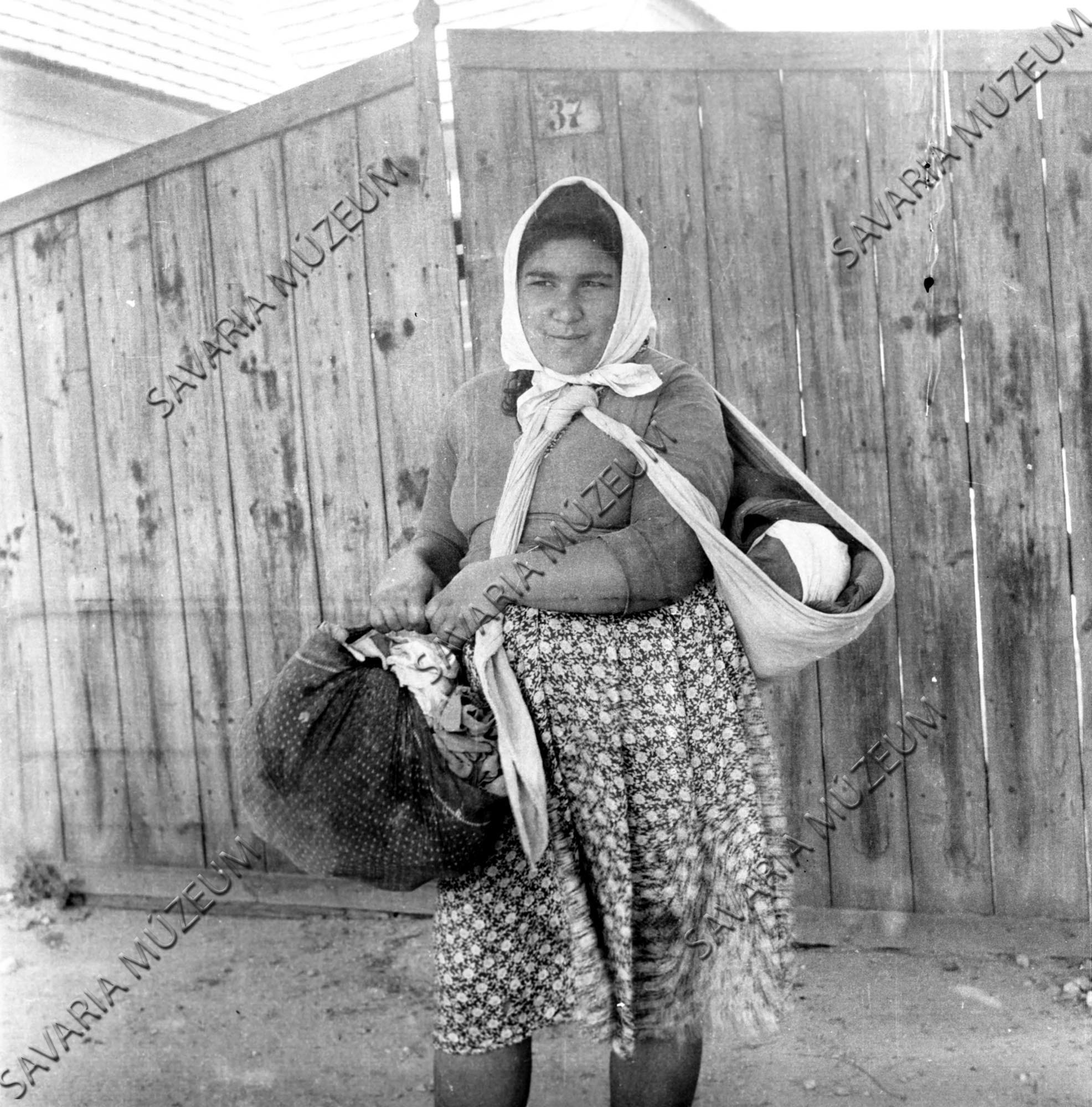 Gyereket vivő cigányasszony (Savaria Megyei Hatókörű Városi Múzeum, Szombathely CC BY-NC-SA)