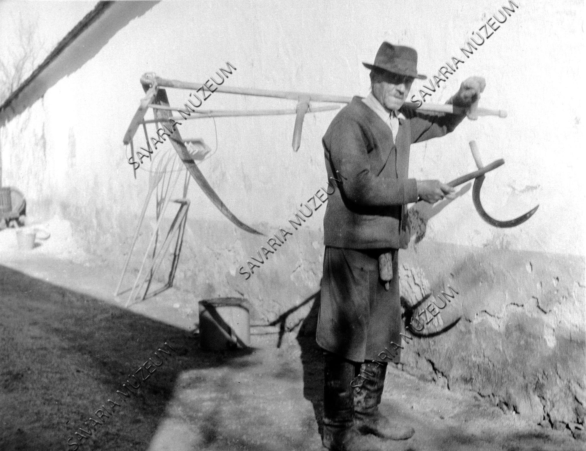 Férfi kaszával és sarlóval (Savaria Megyei Hatókörű Városi Múzeum, Szombathely CC BY-NC-SA)