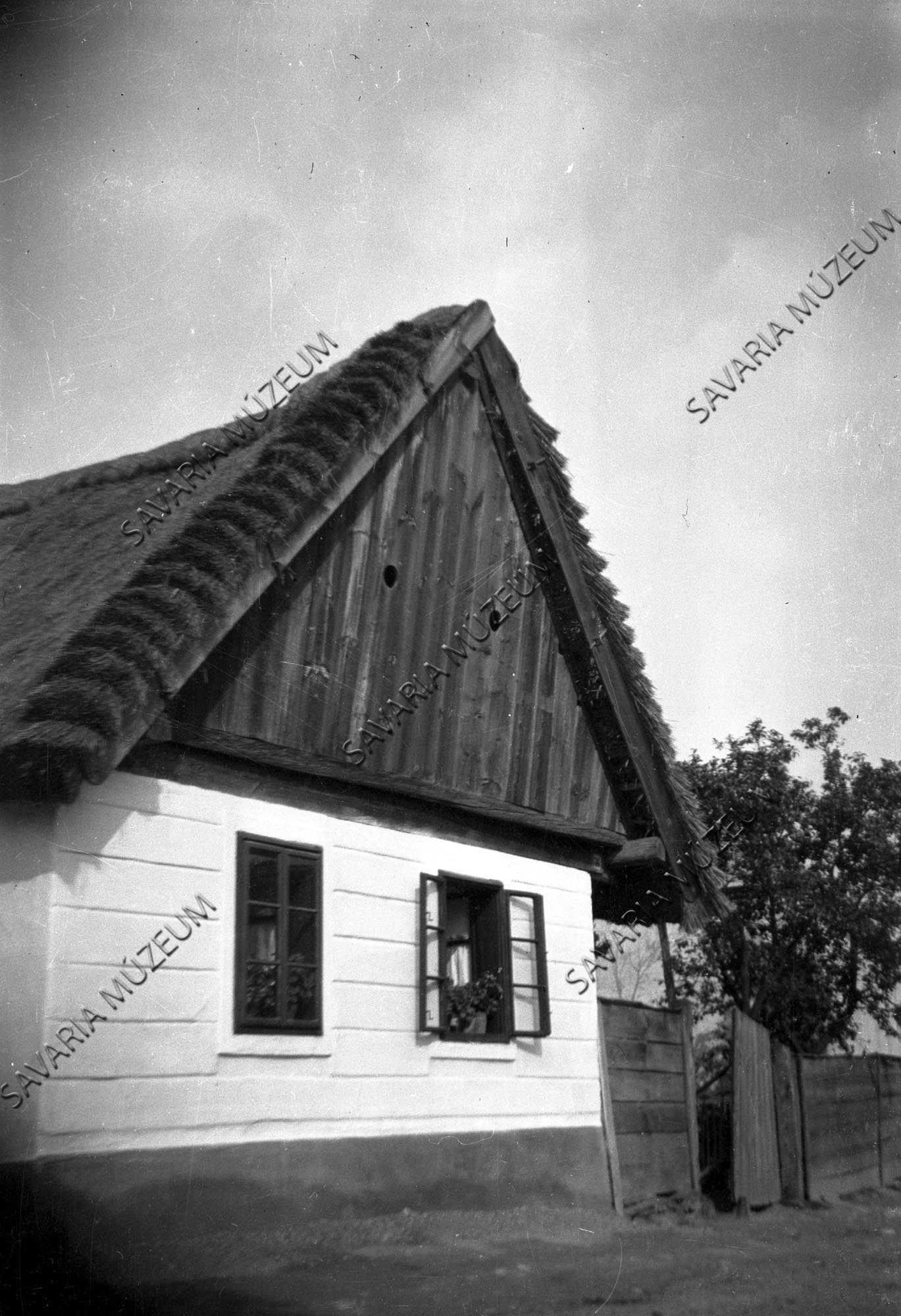 36. sz. ház muskátlis ablakokkal (Savaria Megyei Hatókörű Városi Múzeum, Szombathely CC BY-NC-SA)