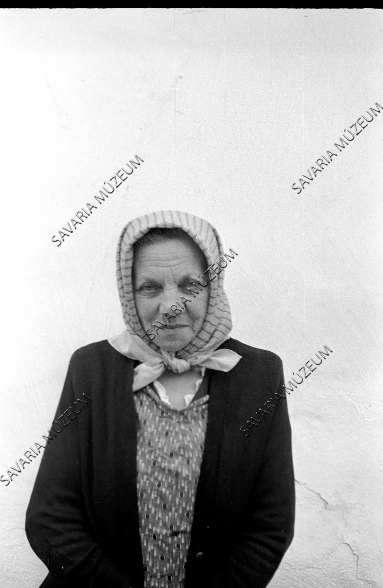 Idősebb asszony fejkendővel (Savaria Megyei Hatókörű Városi Múzeum, Szombathely CC BY-NC-SA)