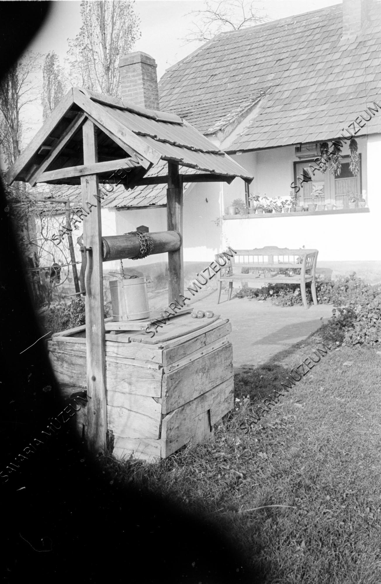 Kút és pad (Savaria Megyei Hatókörű Városi Múzeum, Szombathely CC BY-NC-SA)