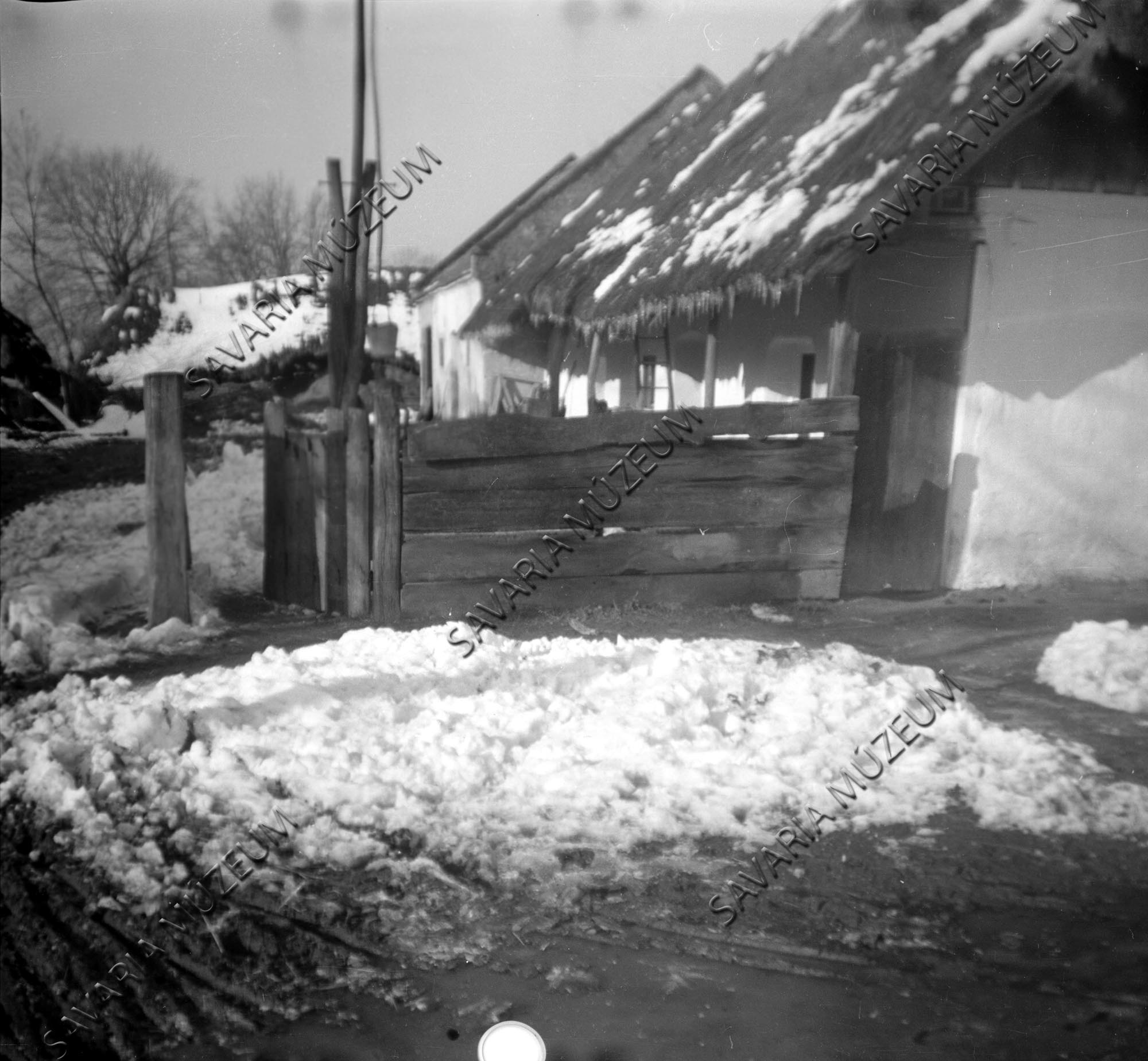 Ház és pajtarészlet, gémeskút (Savaria Megyei Hatókörű Városi Múzeum, Szombathely CC BY-NC-SA)