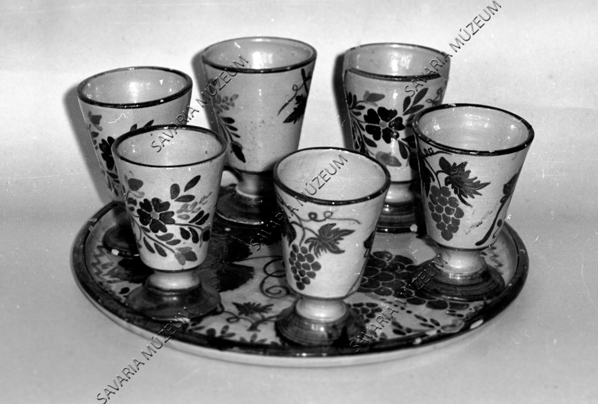 Poharak tálcán (Savaria Megyei Hatókörű Városi Múzeum, Szombathely CC BY-NC-SA)
