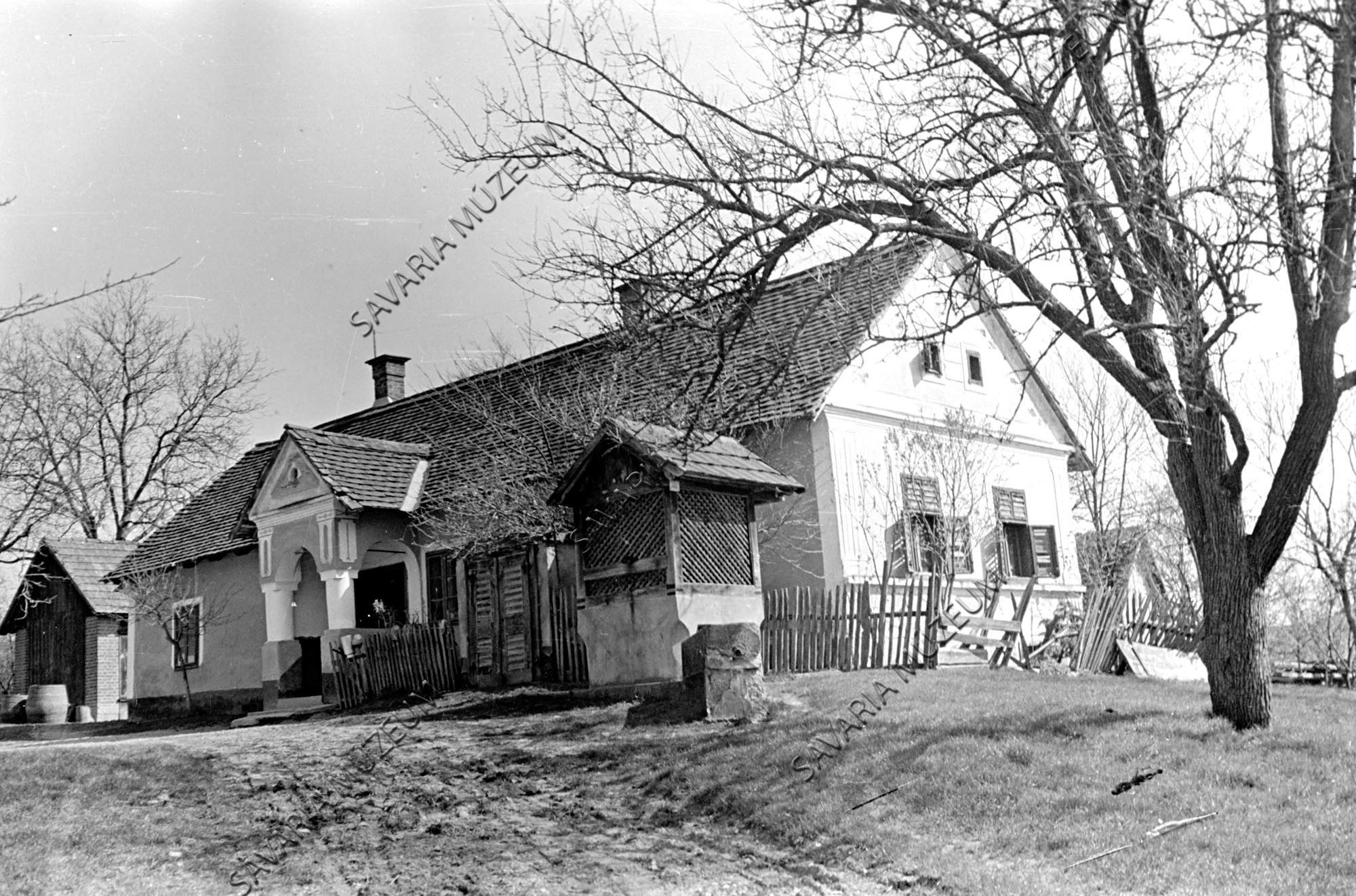 Ház "kódisállással" és kút (Savaria Megyei Hatókörű Városi Múzeum, Szombathely CC BY-NC-SA)