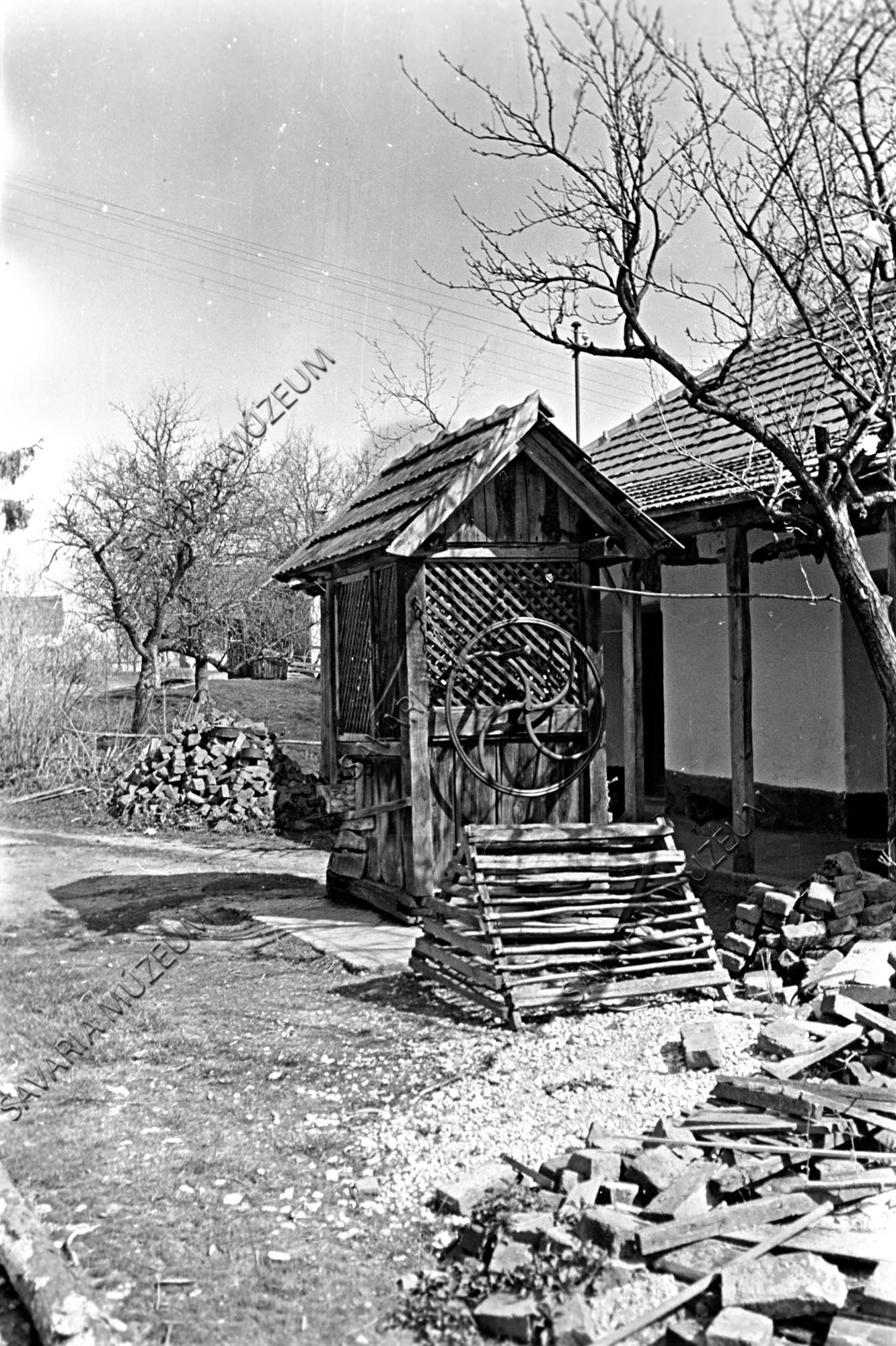Kút és tyúkborító (Savaria Megyei Hatókörű Városi Múzeum, Szombathely CC BY-NC-SA)
