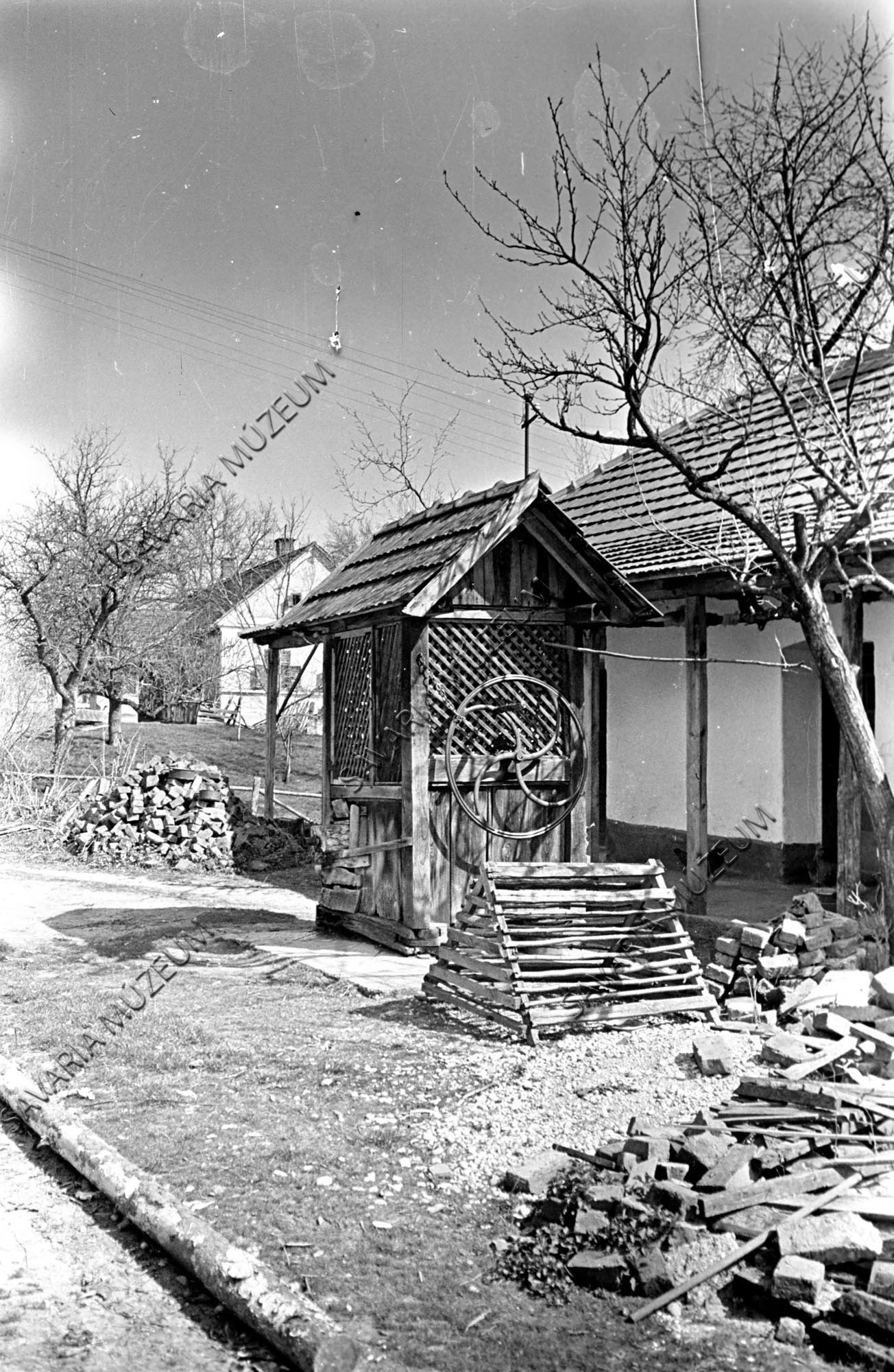 Kút és tyúkburító (Savaria Megyei Hatókörű Városi Múzeum, Szombathely CC BY-NC-SA)