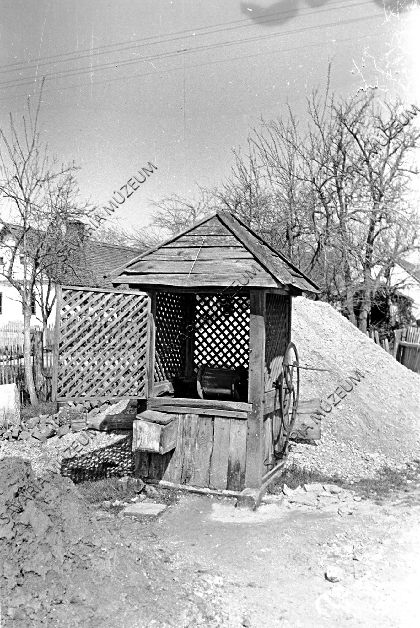 Kút és ház (Savaria Megyei Hatókörű Városi Múzeum, Szombathely CC BY-NC-SA)