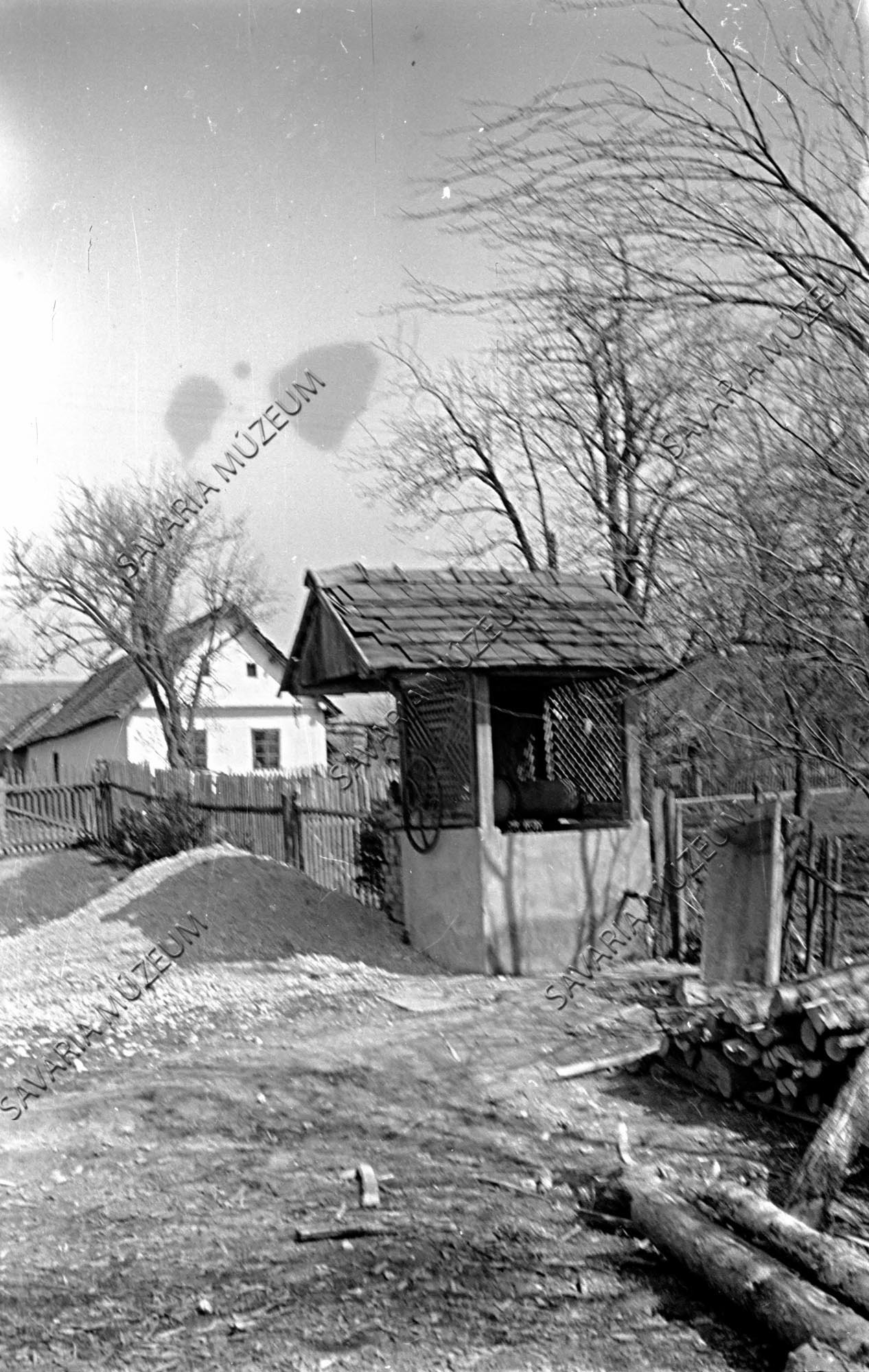 Kút és ház (Savaria Megyei Hatókörű Városi Múzeum, Szombathely CC BY-NC-SA)