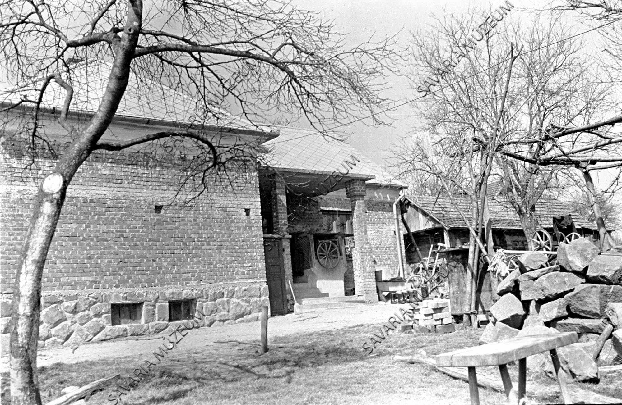 Kút a ház tornácán és bontószék (Savaria Megyei Hatókörű Városi Múzeum, Szombathely CC BY-NC-SA)