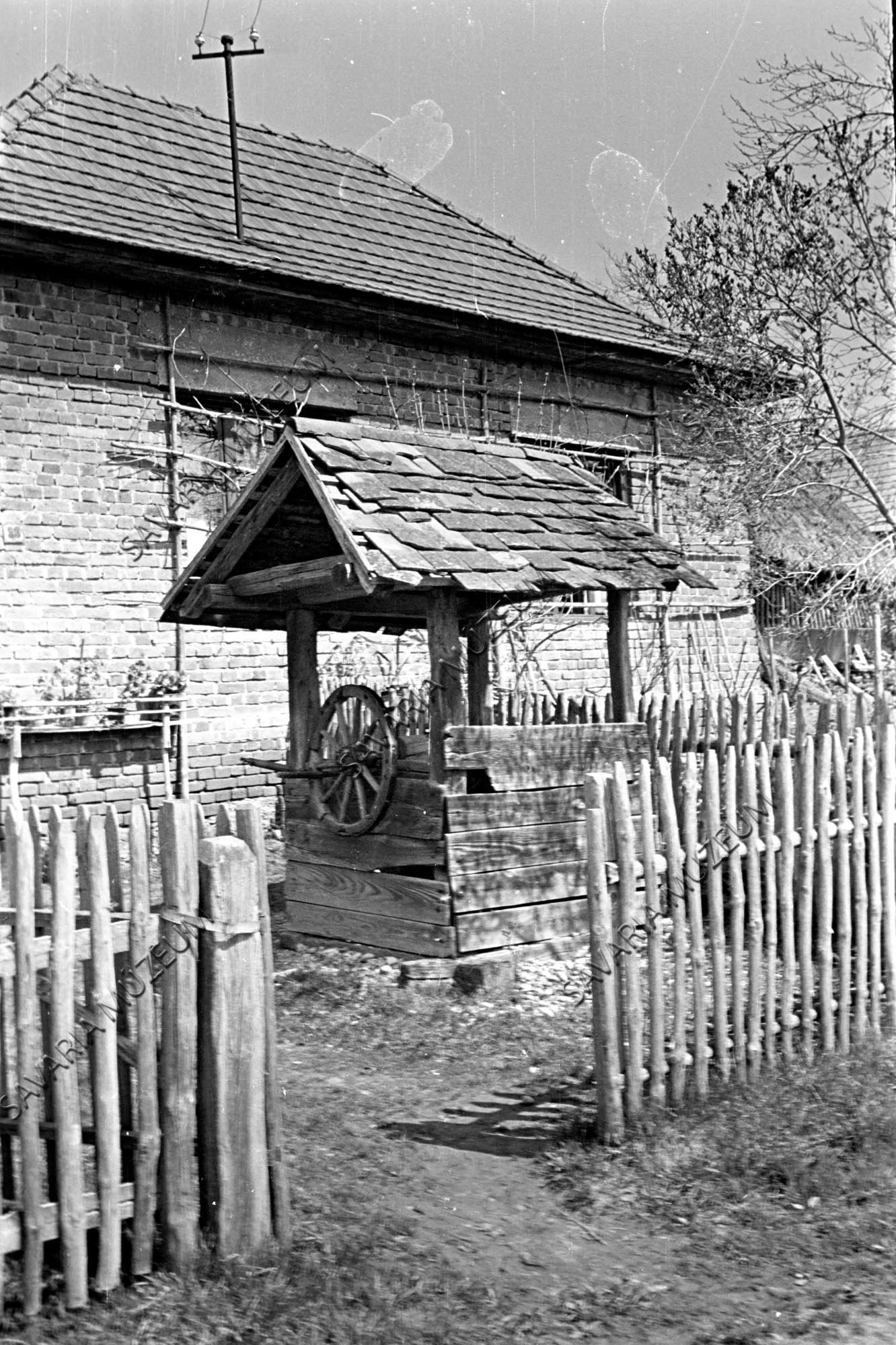 Kút és kerítés (Savaria Megyei Hatókörű Városi Múzeum, Szombathely CC BY-NC-SA)