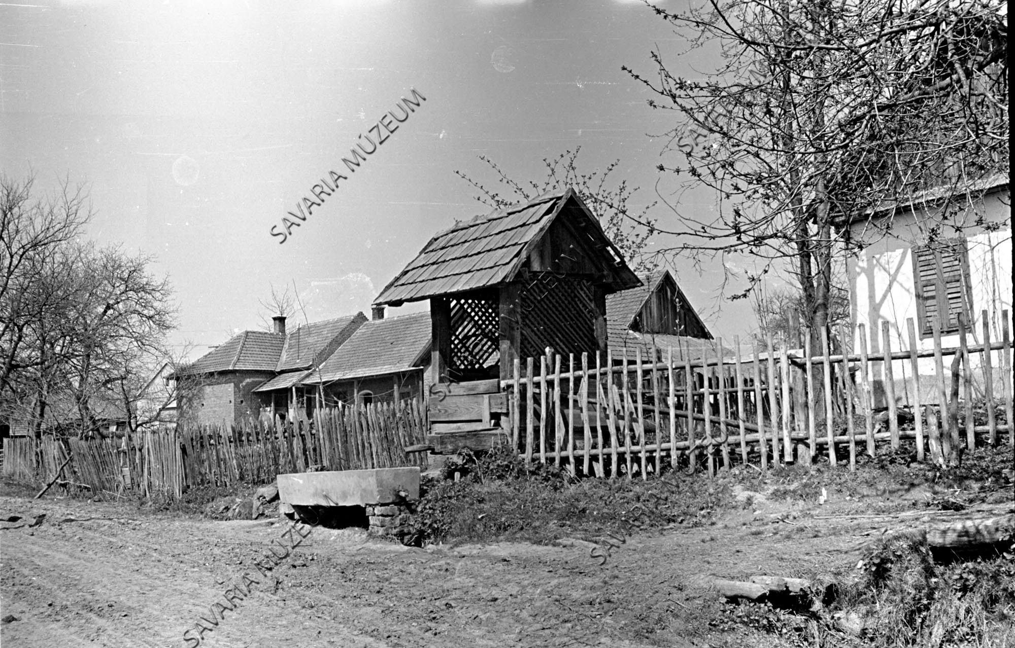 Kút, vályú, kerítés és házrészlet (Savaria Megyei Hatókörű Városi Múzeum, Szombathely CC BY-NC-SA)