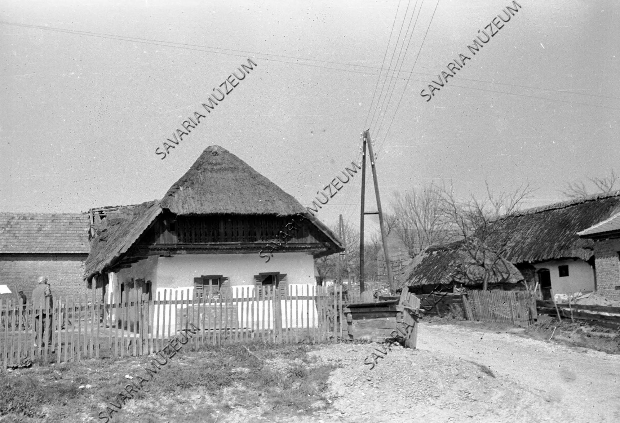Ház, kút, kerítés (Savaria Megyei Hatókörű Városi Múzeum, Szombathely CC BY-NC-SA)