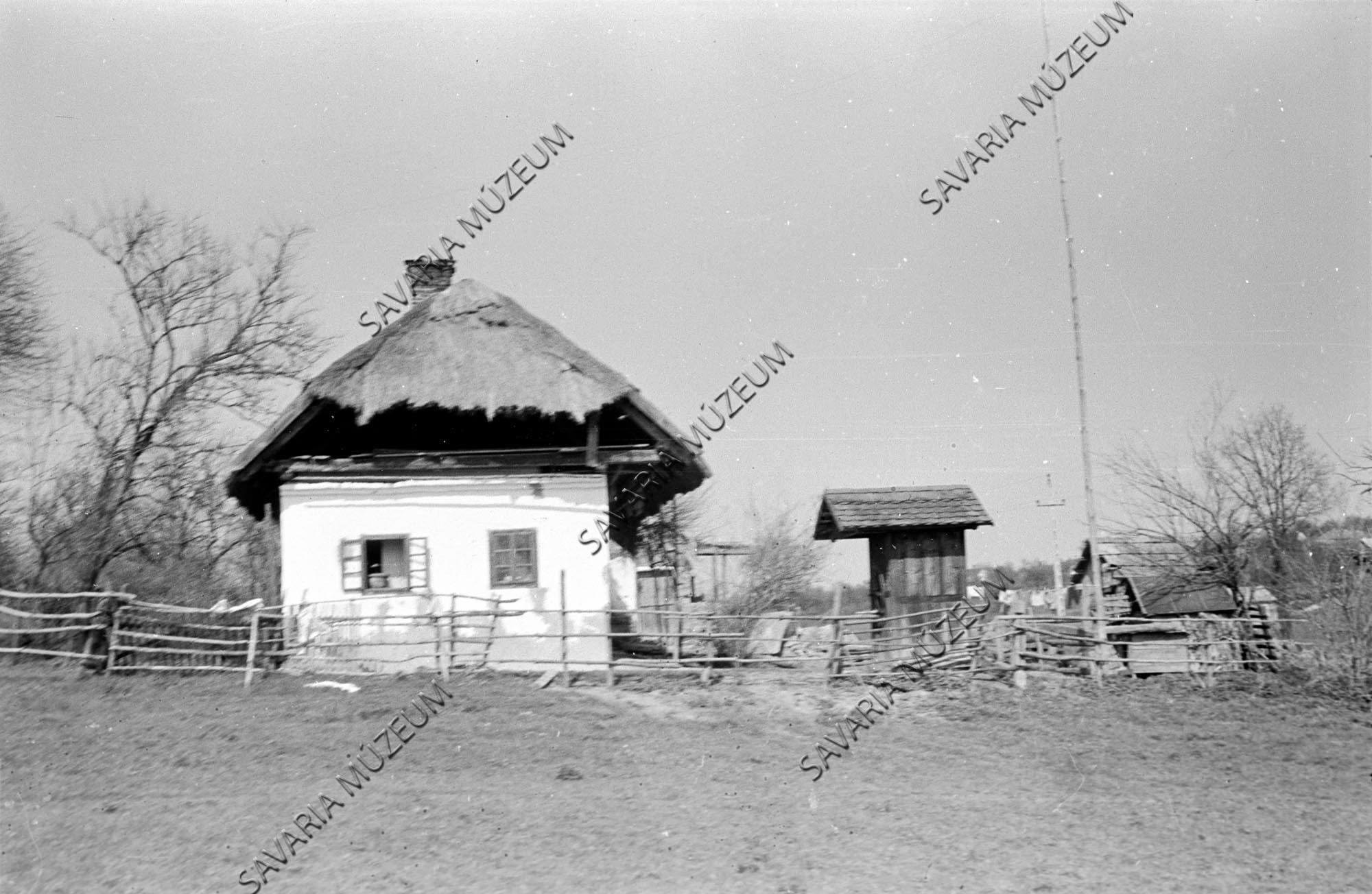 Ház, kút és kerítés (Savaria Megyei Hatókörű Városi Múzeum, Szombathely CC BY-NC-SA)