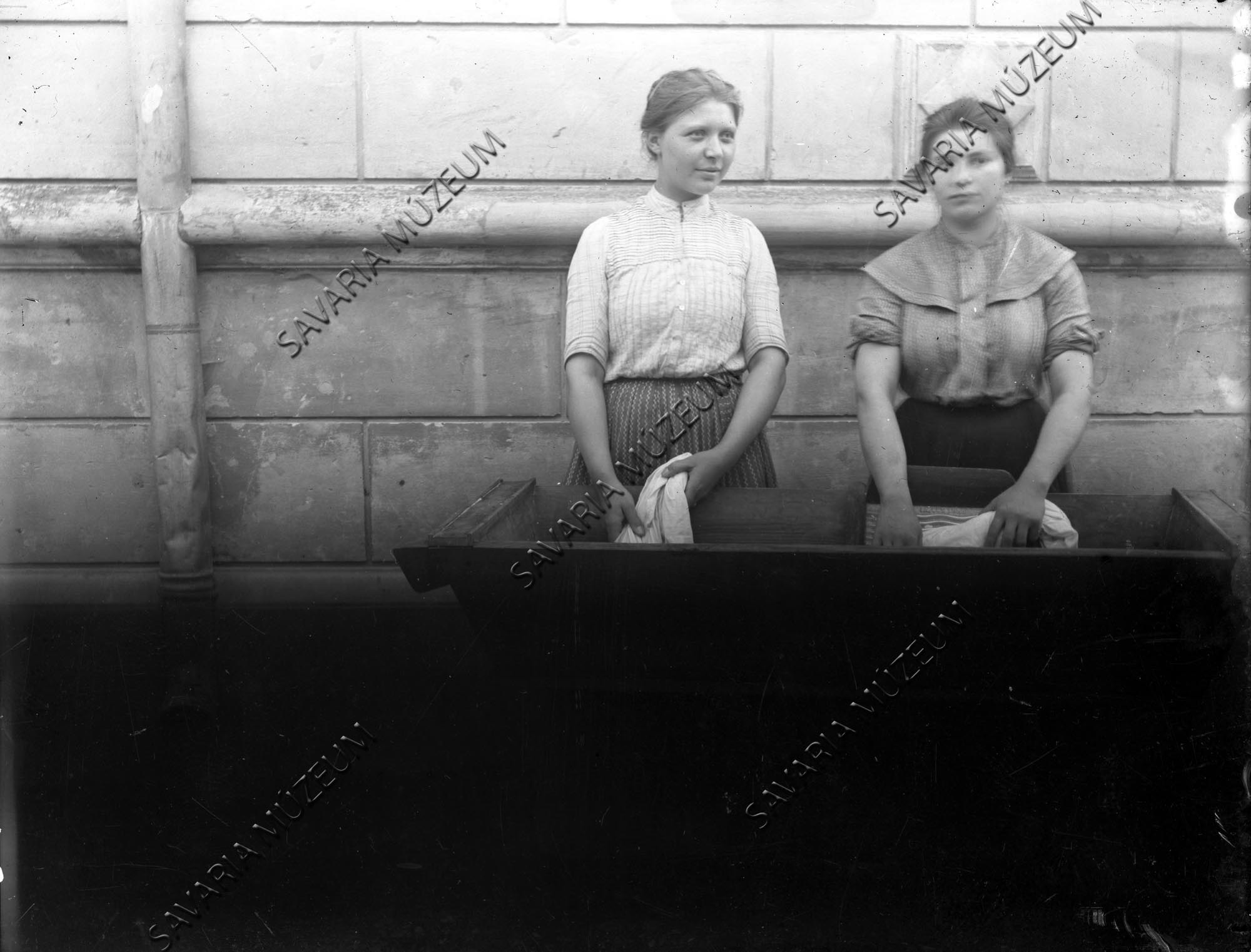 Falusi lányok (Savaria Megyei Hatókörű Városi Múzeum, Szombathely CC BY-NC-SA)
