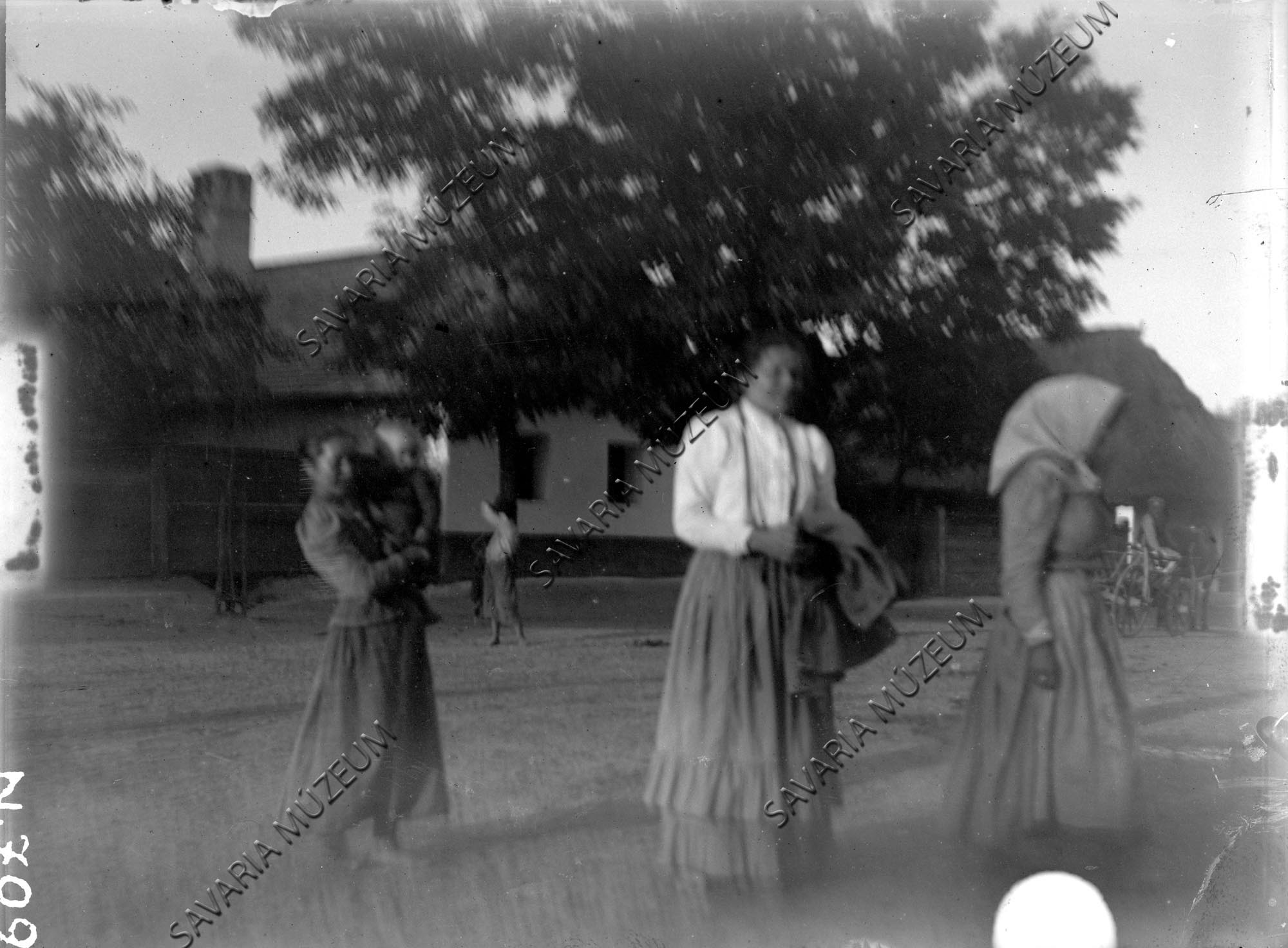 Utcarészlet nőkkel (Savaria Megyei Hatókörű Városi Múzeum, Szombathely CC BY-NC-SA)