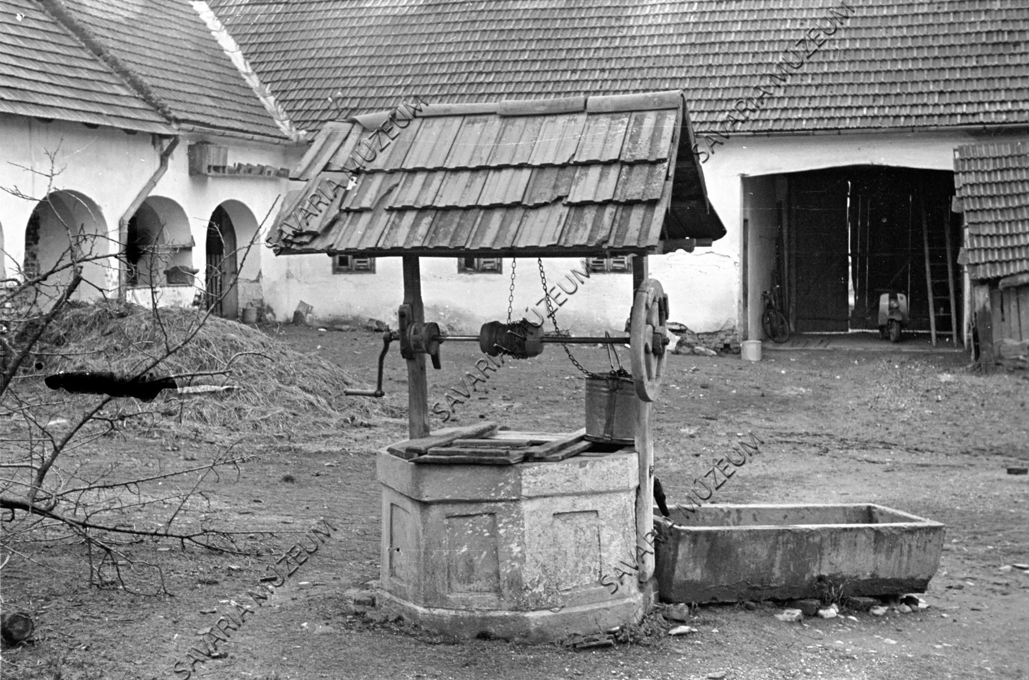 Kút, vályú és házrészlet (Savaria Megyei Hatókörű Városi Múzeum, Szombathely CC BY-NC-SA)