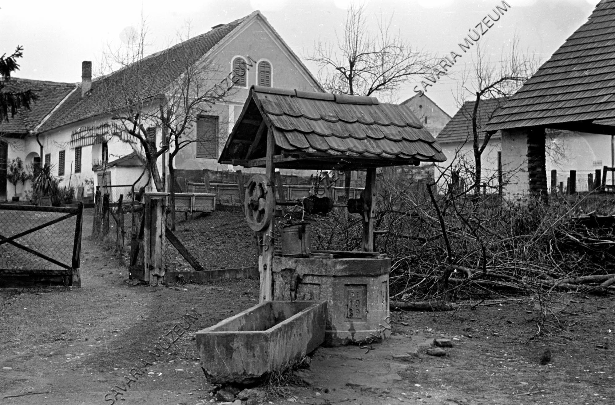Kút, vályú és házrészlet (Savaria Megyei Hatókörű Városi Múzeum, Szombathely CC BY-NC-SA)