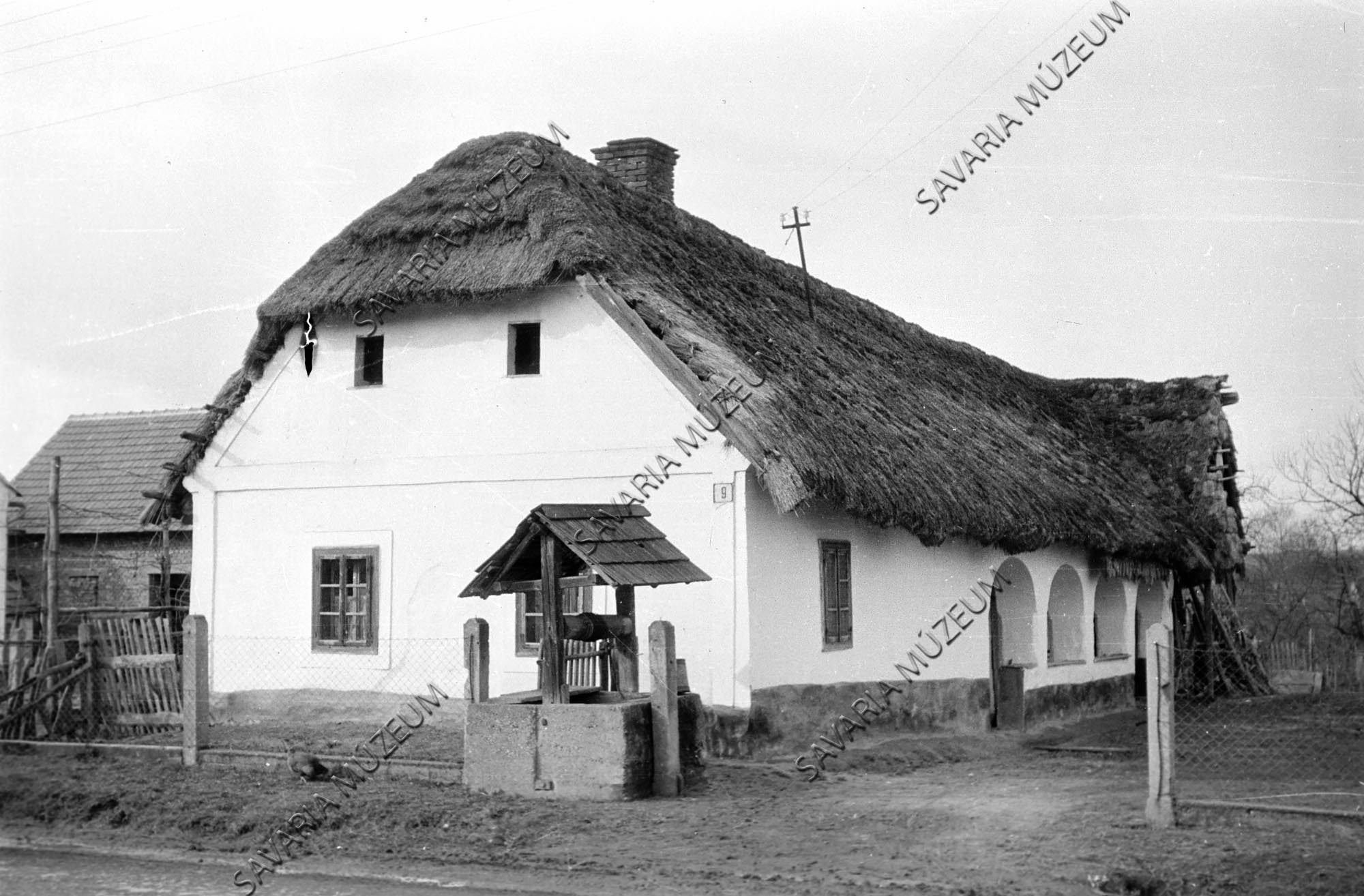 Kút és tornácos ház (Savaria Megyei Hatókörű Városi Múzeum, Szombathely CC BY-NC-SA)