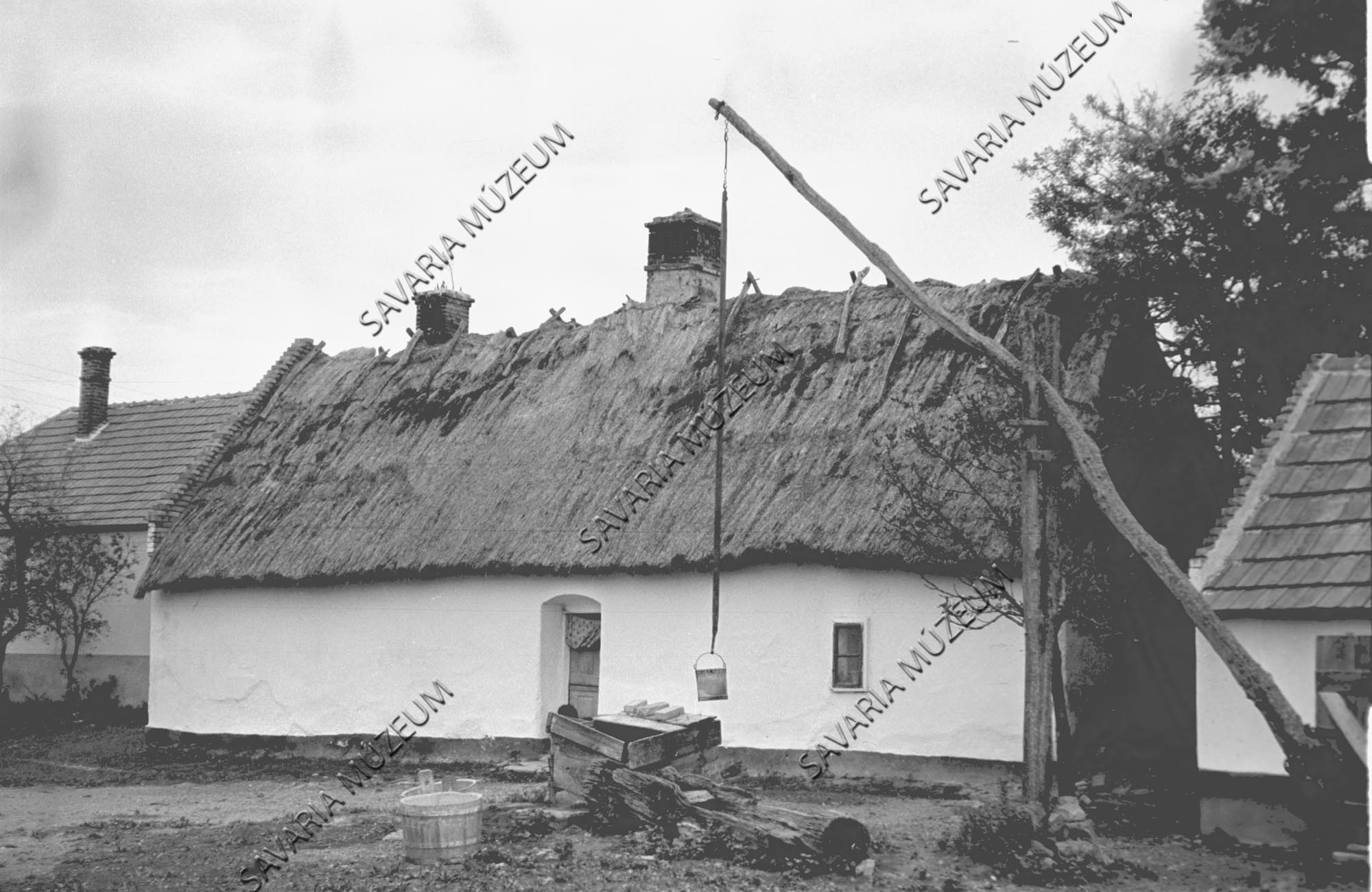 Ház udvar felől és gémeskút (Savaria Megyei Hatókörű Városi Múzeum, Szombathely CC BY-NC-SA)