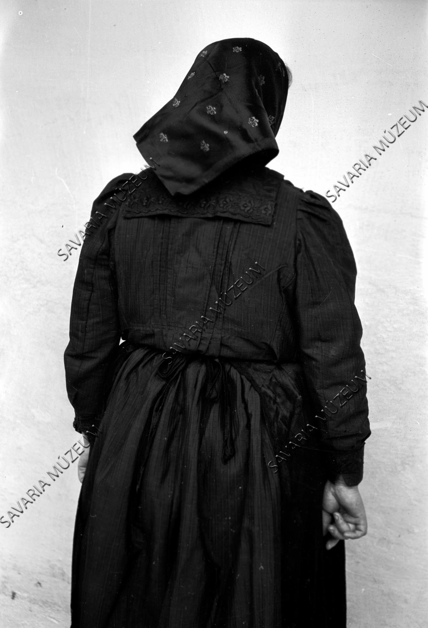 Fiatalasszony régi viseletben (Savaria Megyei Hatókörű Városi Múzeum, Szombathely CC BY-NC-SA)