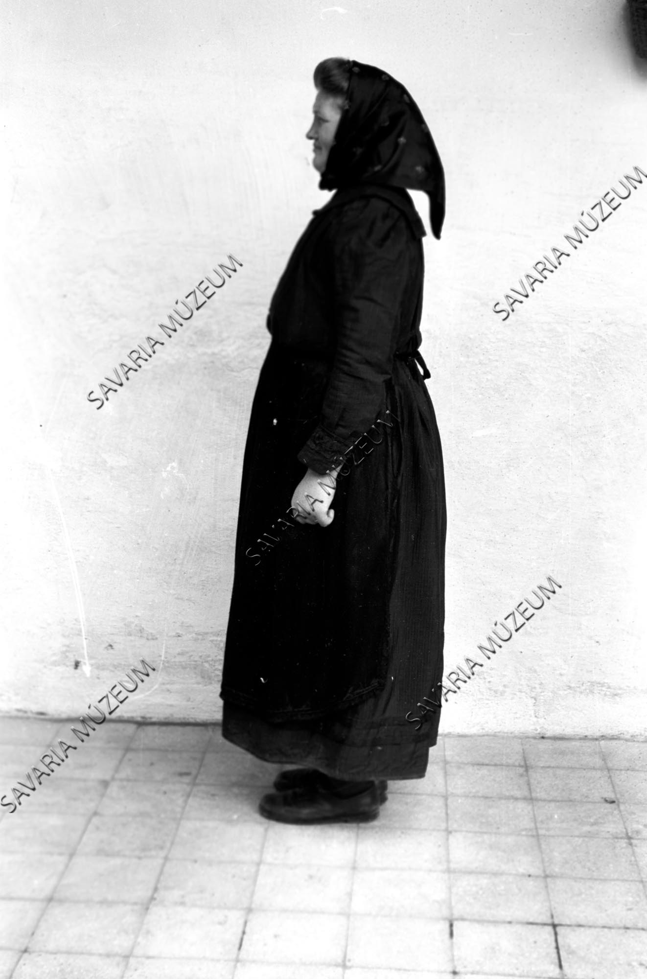 Fiatalasszony régi viseletben (Savaria Megyei Hatókörű Városi Múzeum, Szombathely CC BY-NC-SA)