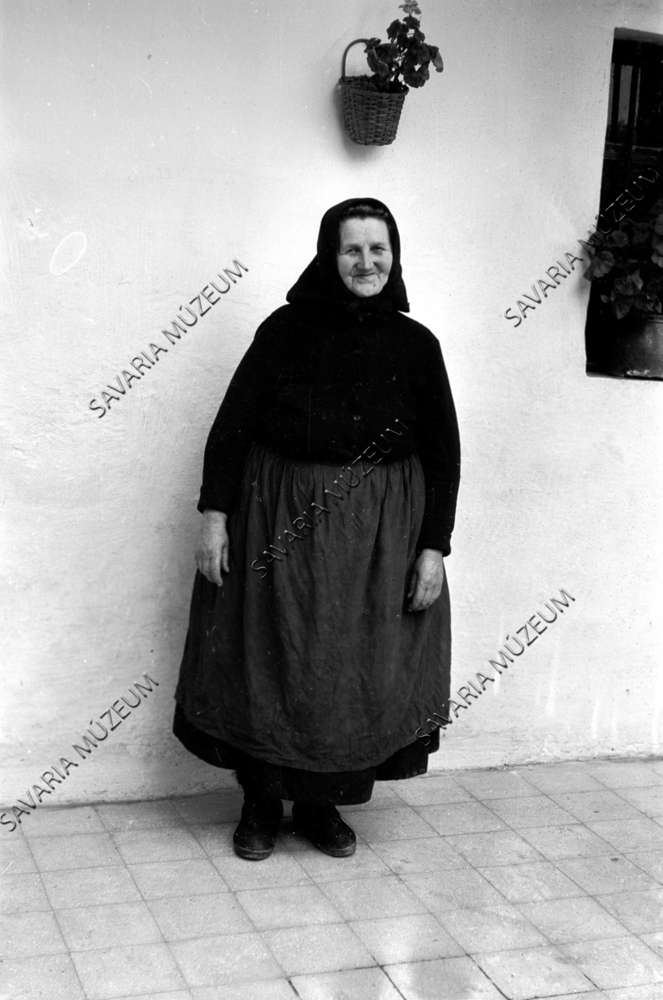 Öregasszony köznapi viseletben (Savaria Megyei Hatókörű Városi Múzeum, Szombathely CC BY-NC-SA)