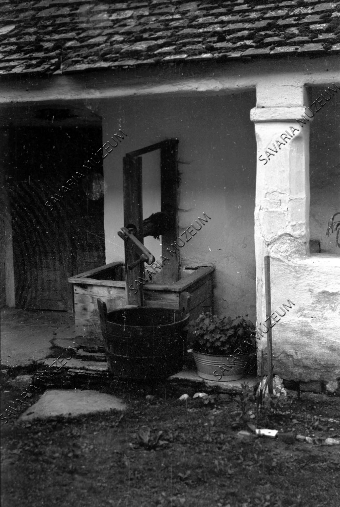 Kút és sajtár a tornácon (Savaria Megyei Hatókörű Városi Múzeum, Szombathely CC BY-NC-SA)