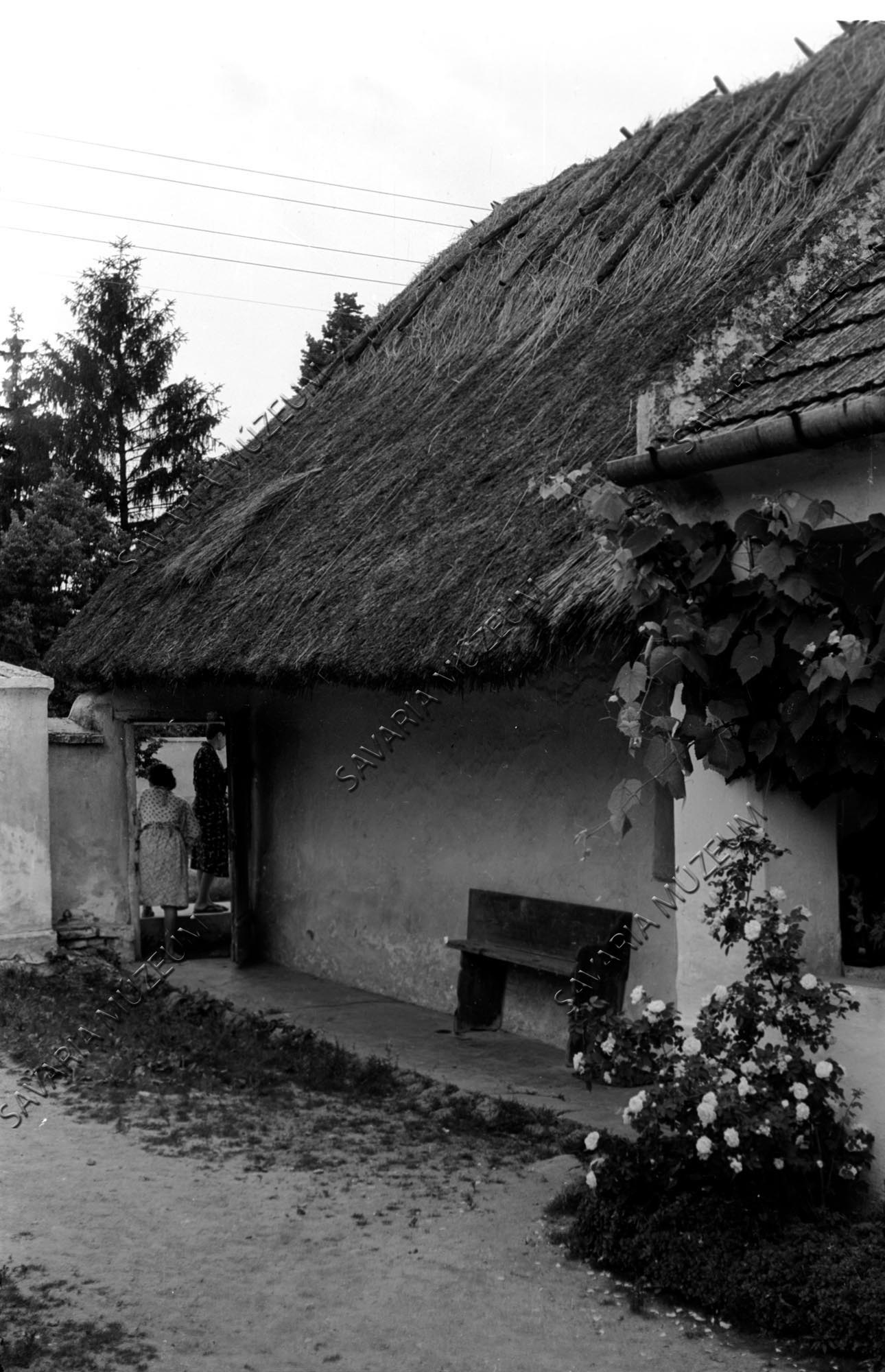 Ház udvar felől és pad (Savaria Megyei Hatókörű Városi Múzeum, Szombathely CC BY-NC-SA)