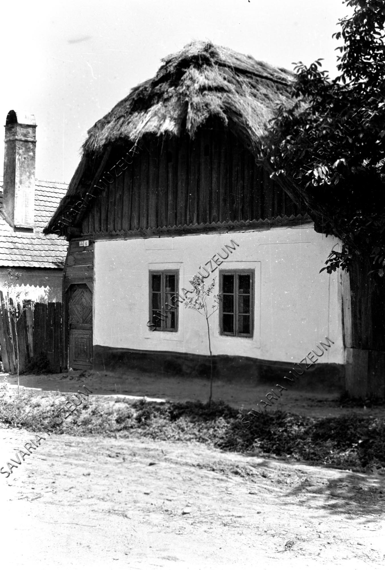 Ház homlokzata (Savaria Megyei Hatókörű Városi Múzeum, Szombathely CC BY-NC-SA)