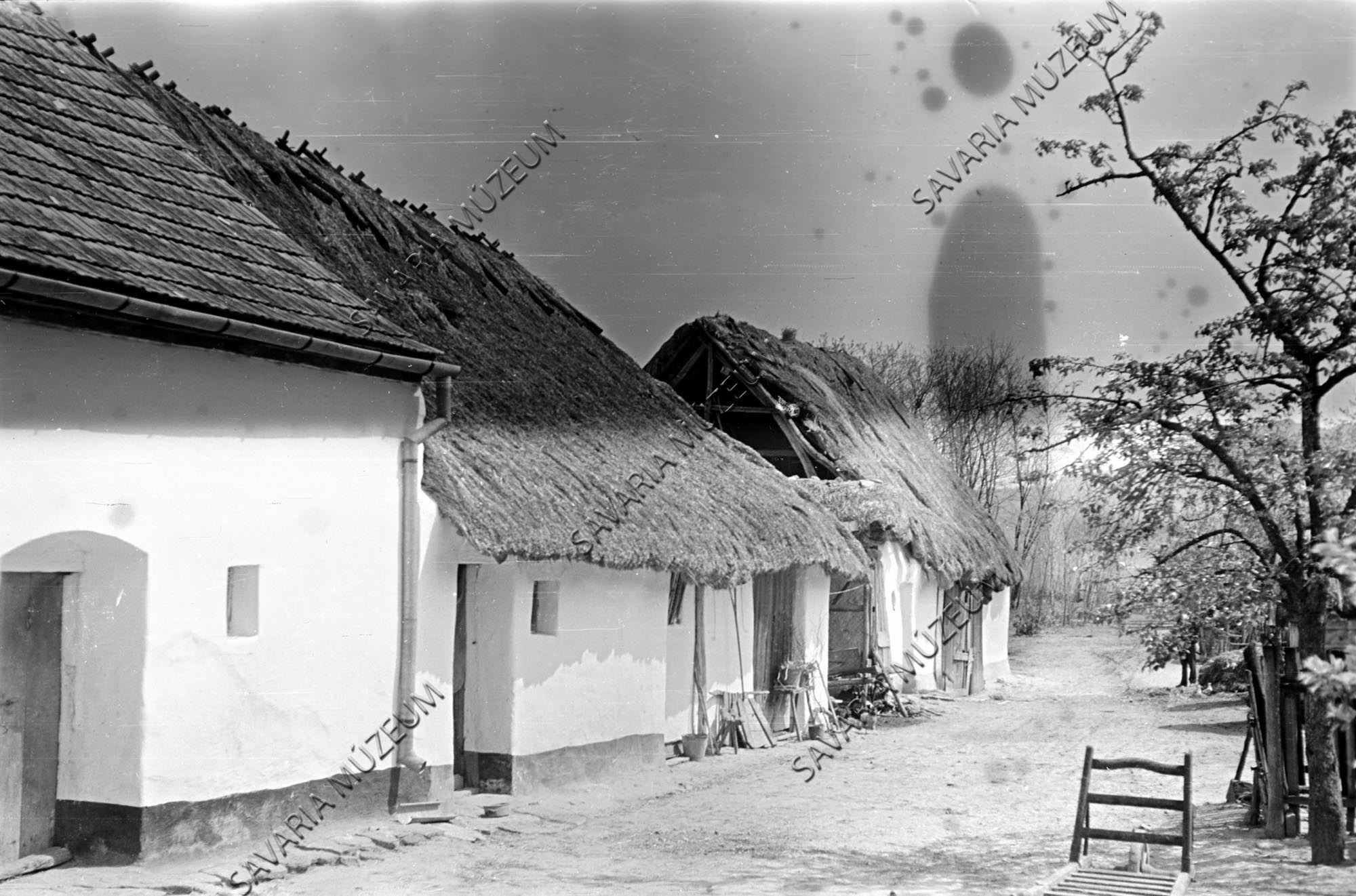 Gazdasági épületek és talicska (Savaria Megyei Hatókörű Városi Múzeum, Szombathely CC BY-NC-SA)