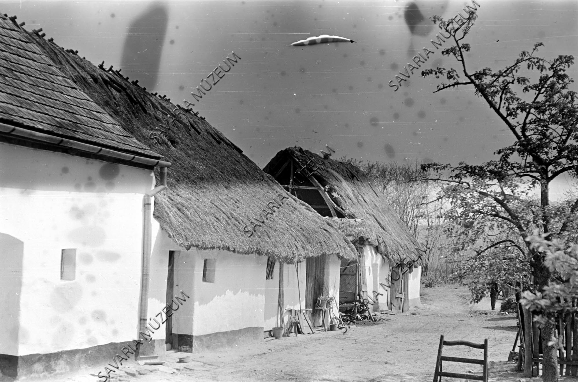 Gazdasági épületek és talicska (Savaria Megyei Hatókörű Városi Múzeum, Szombathely CC BY-NC-SA)
