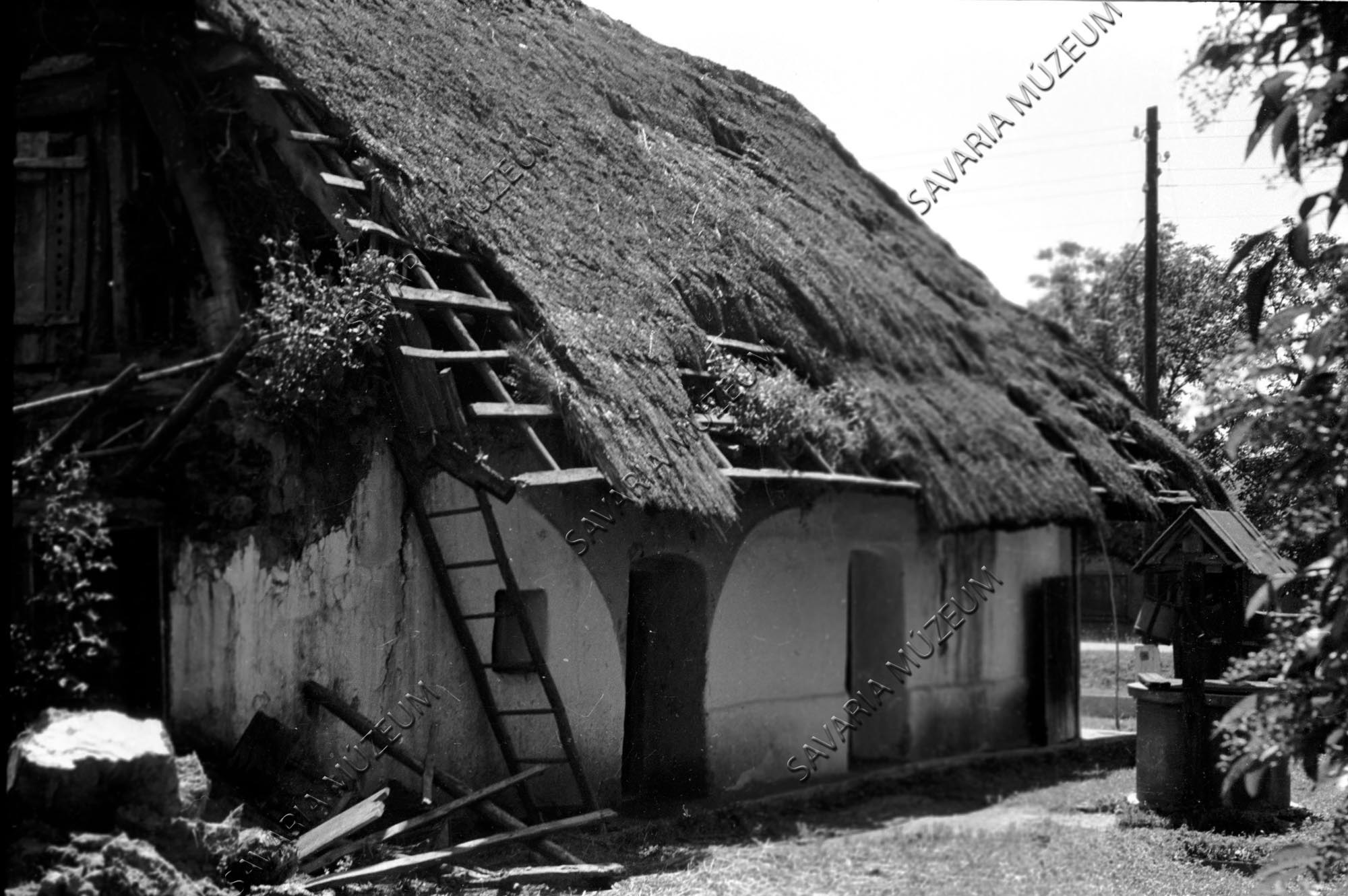 Ház udvar felől és kút (Savaria Megyei Hatókörű Városi Múzeum, Szombathely CC BY-NC-SA)