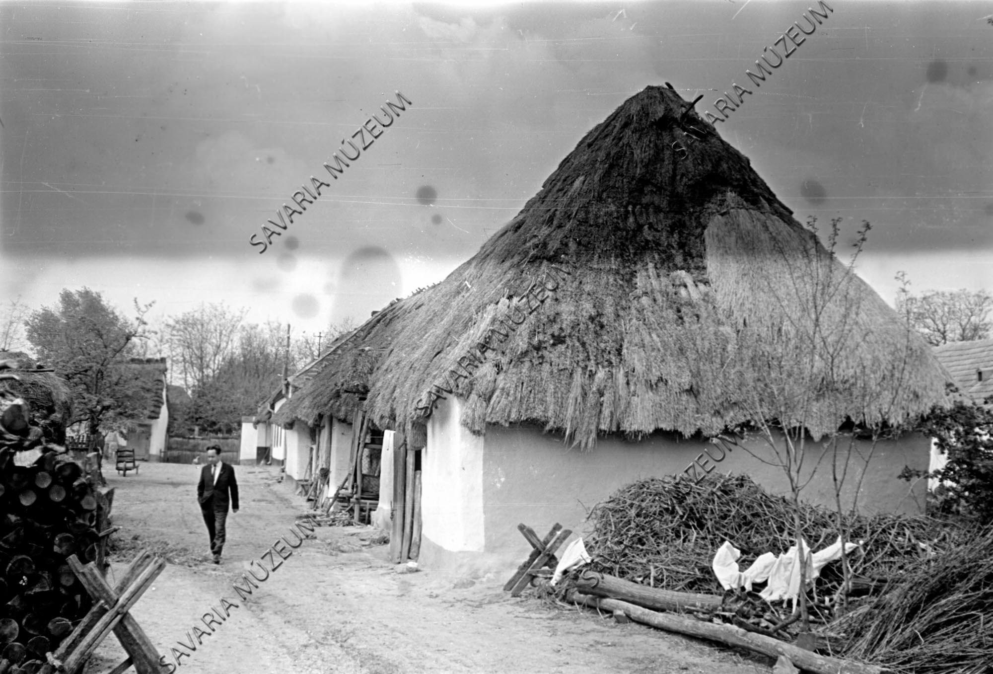 Ház udvar felől, fűrészelőbak (Savaria Megyei Hatókörű Városi Múzeum, Szombathely CC BY-NC-SA)